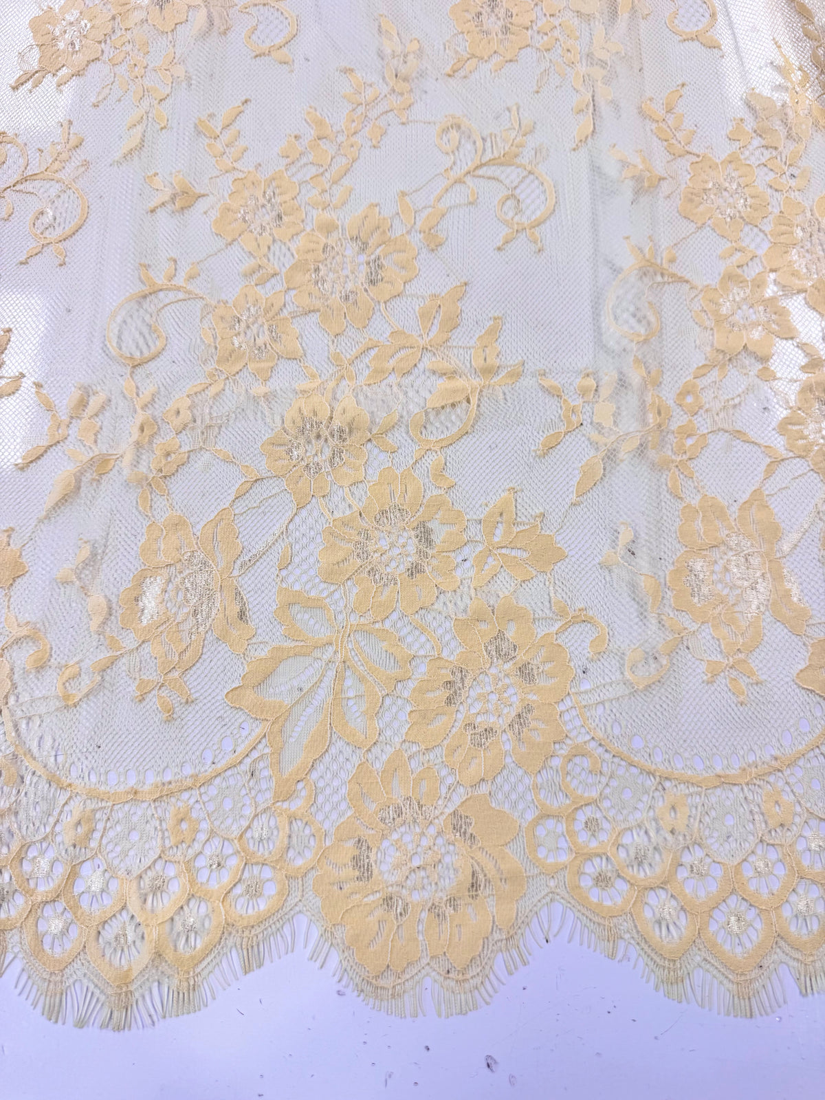 Dantela Tip Chantilly Galben pastel - preț pe metru