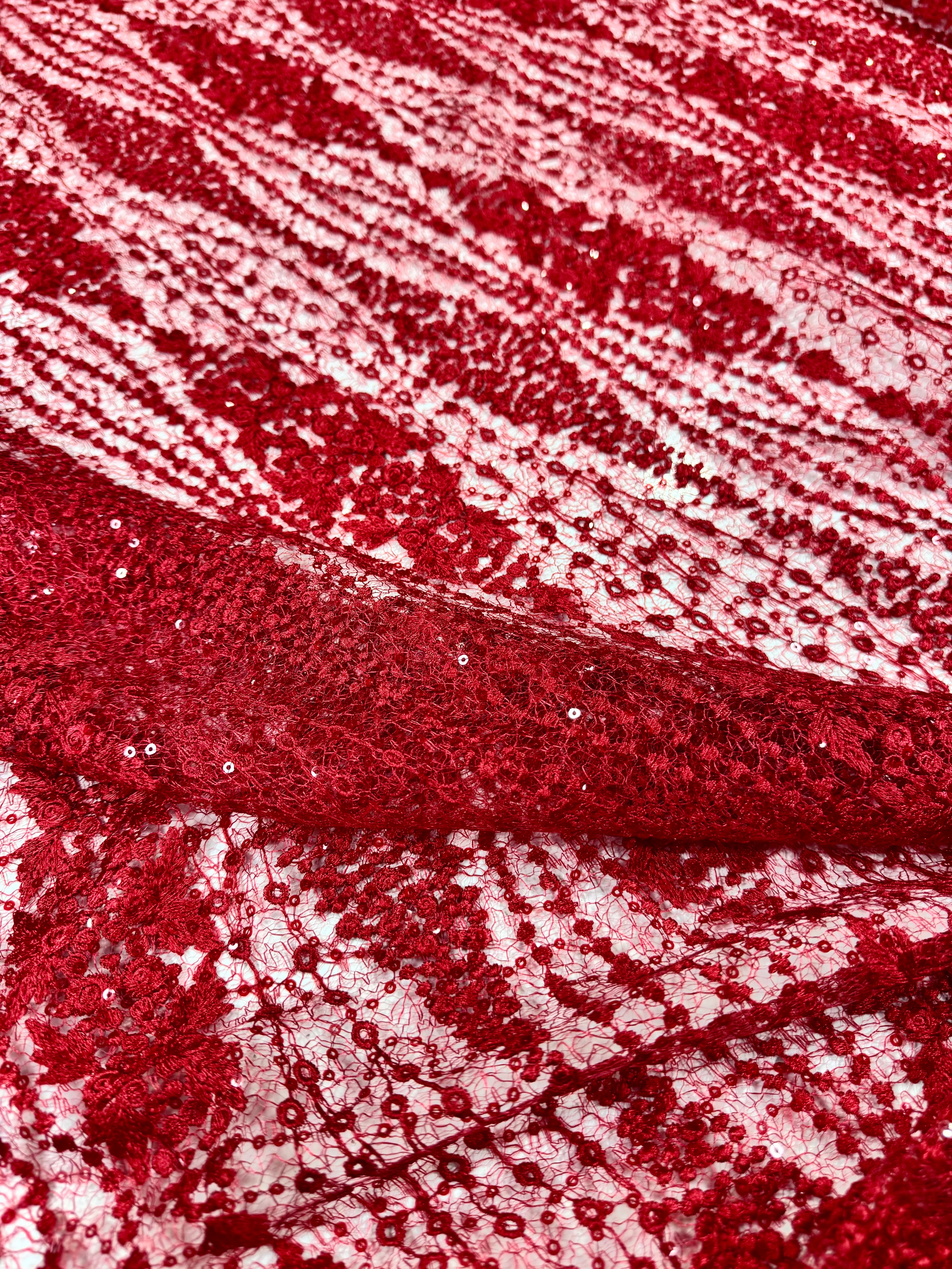 Broderie Cu Insertie De Paiete Fine, Rosu