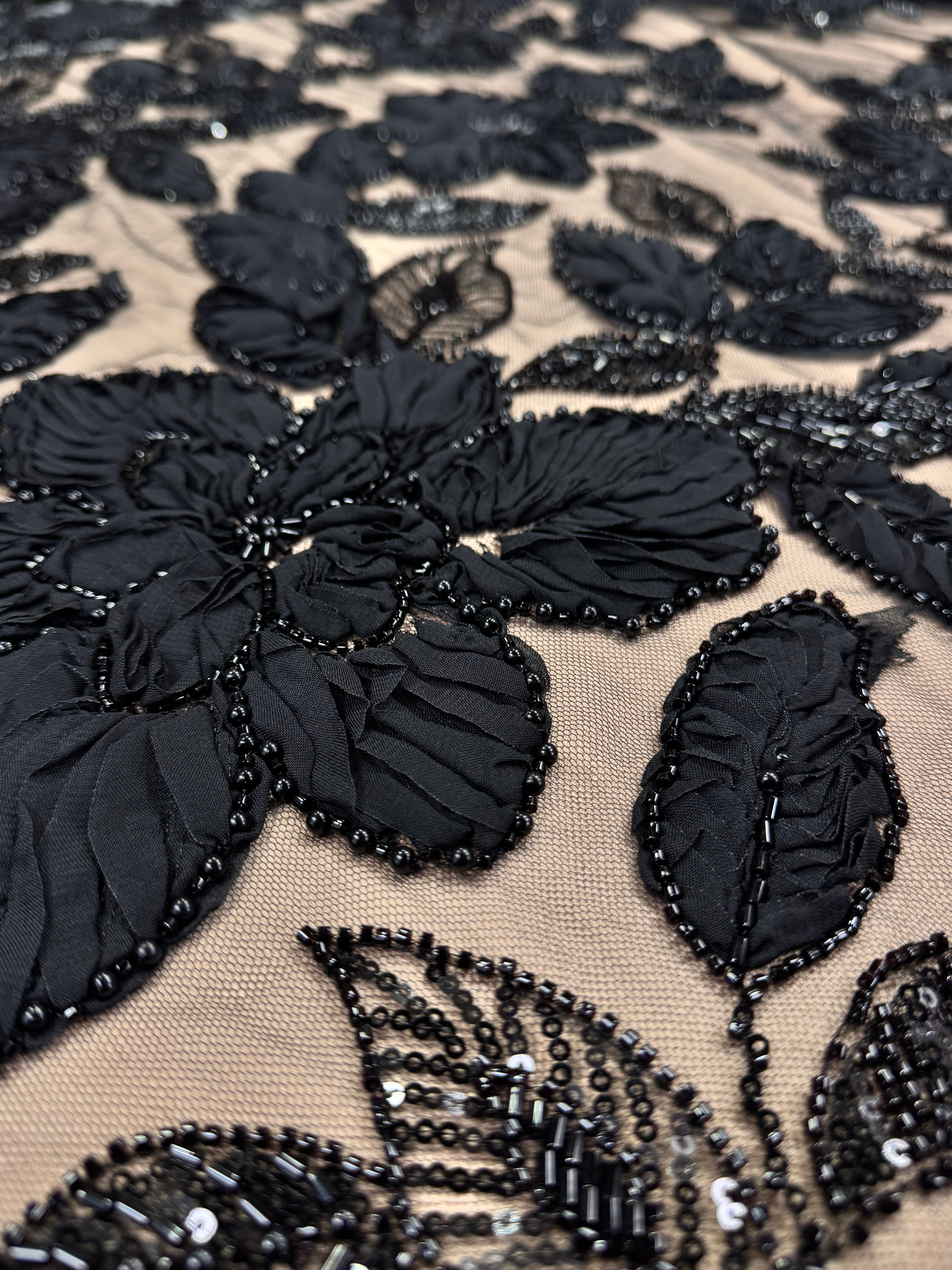 Broderie Decupabila, Negru