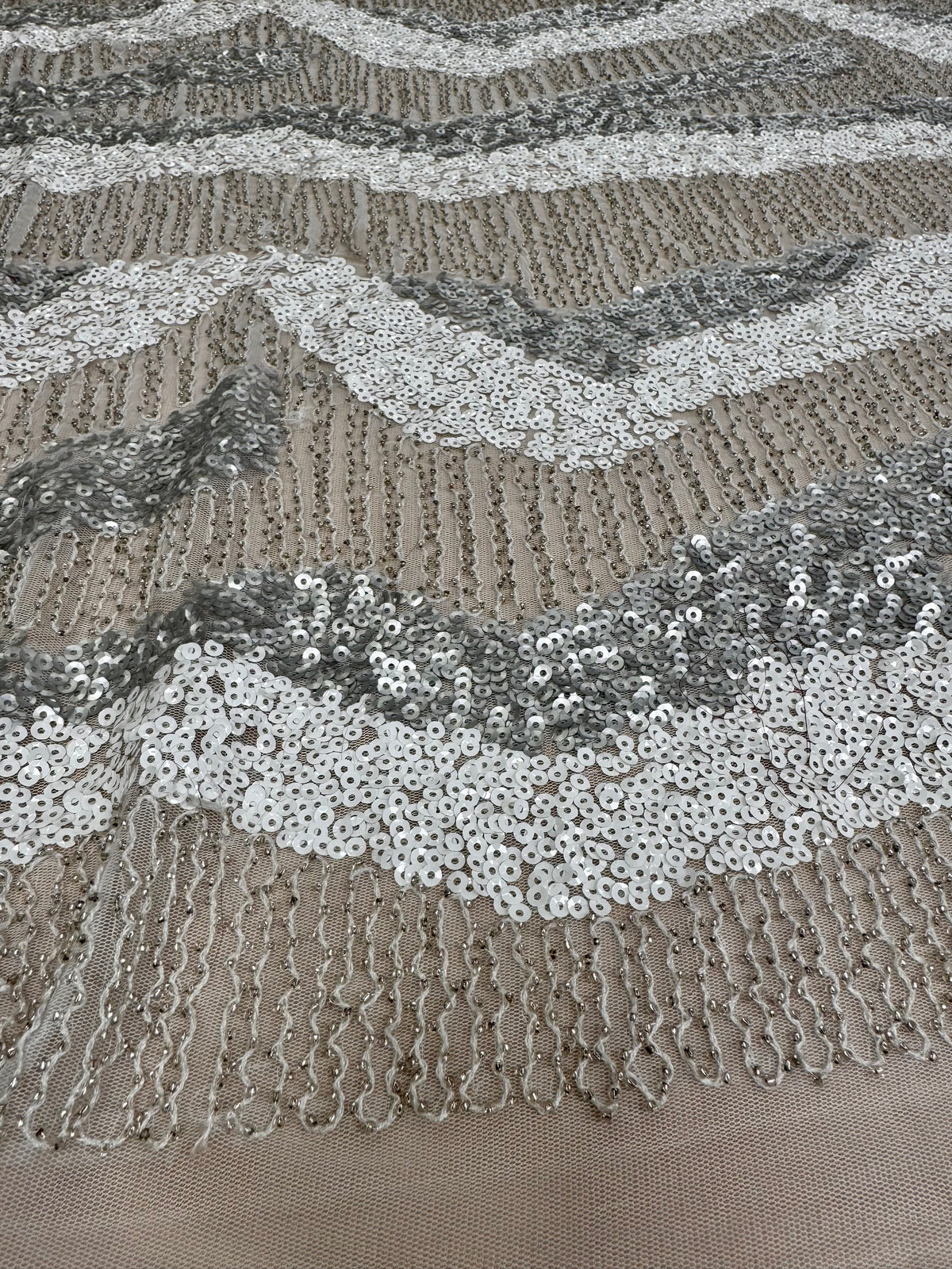 Broderie Alba Cu Margele Si Paiete