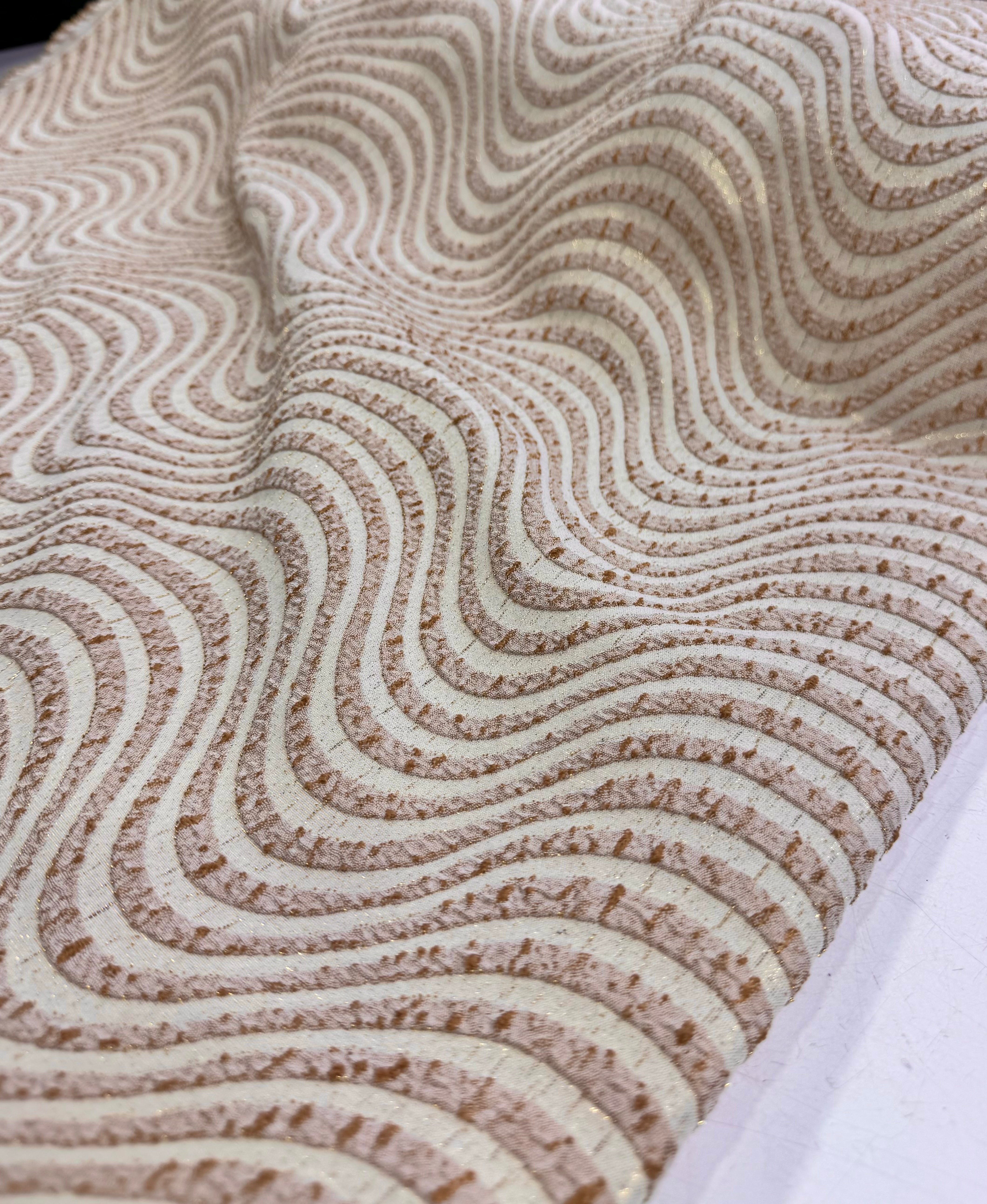 Brocard elastic cu fir lurex auriu