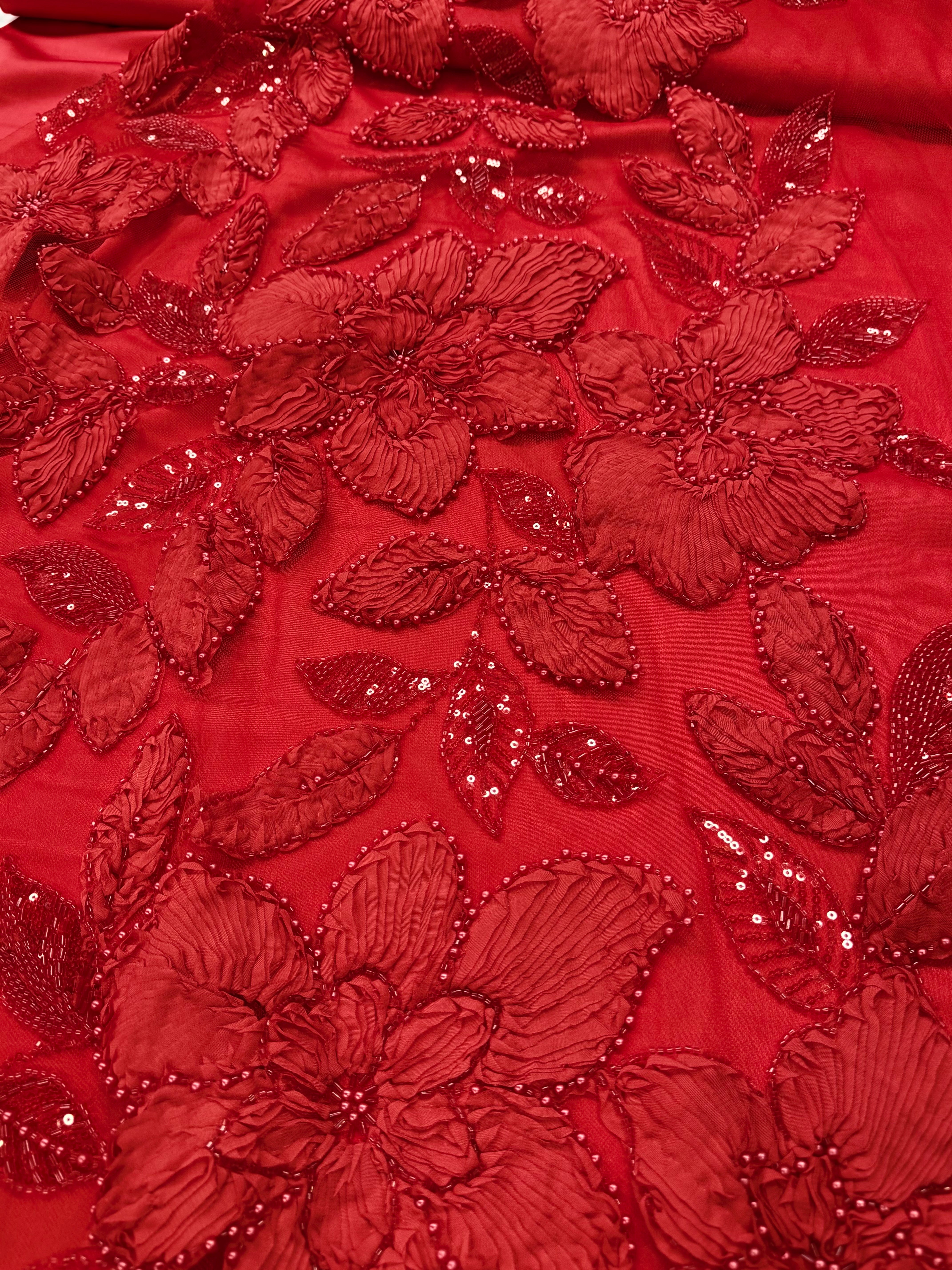 Broderie Decupabila, Rosu