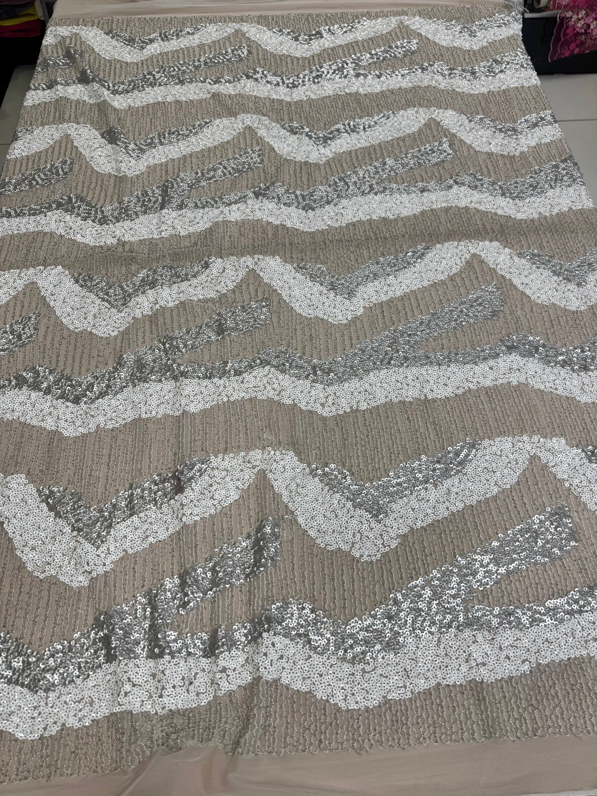 Broderie Alba Cu Margele Si Paiete