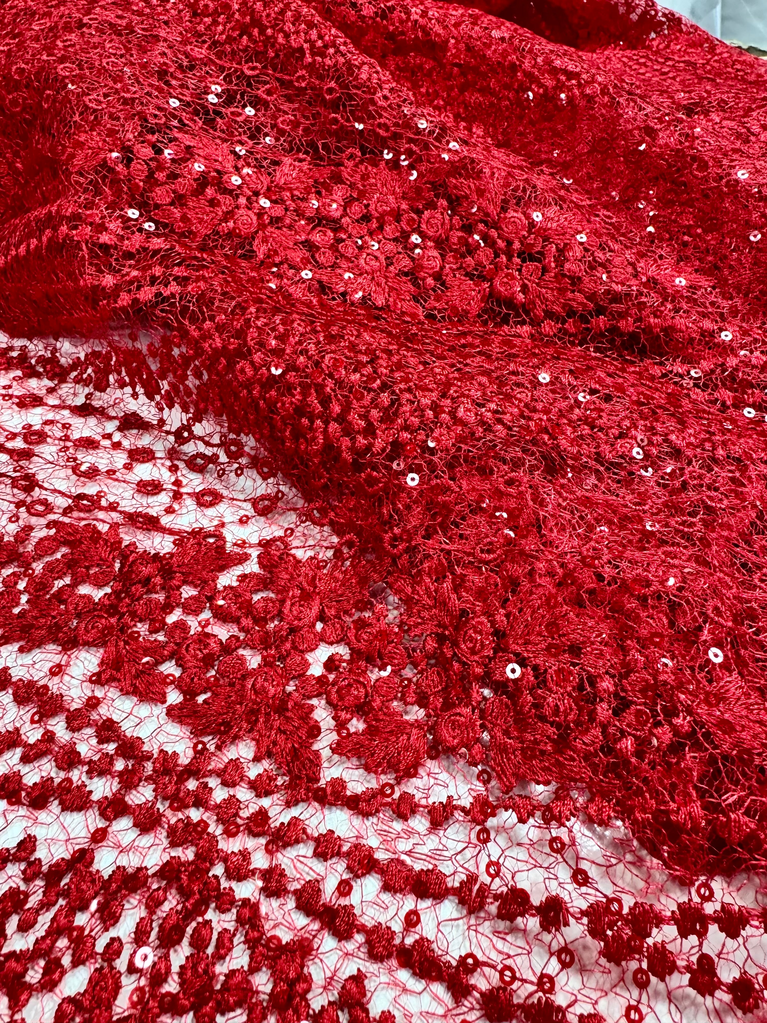 Broderie Cu Insertie De Paiete Fine, Rosu