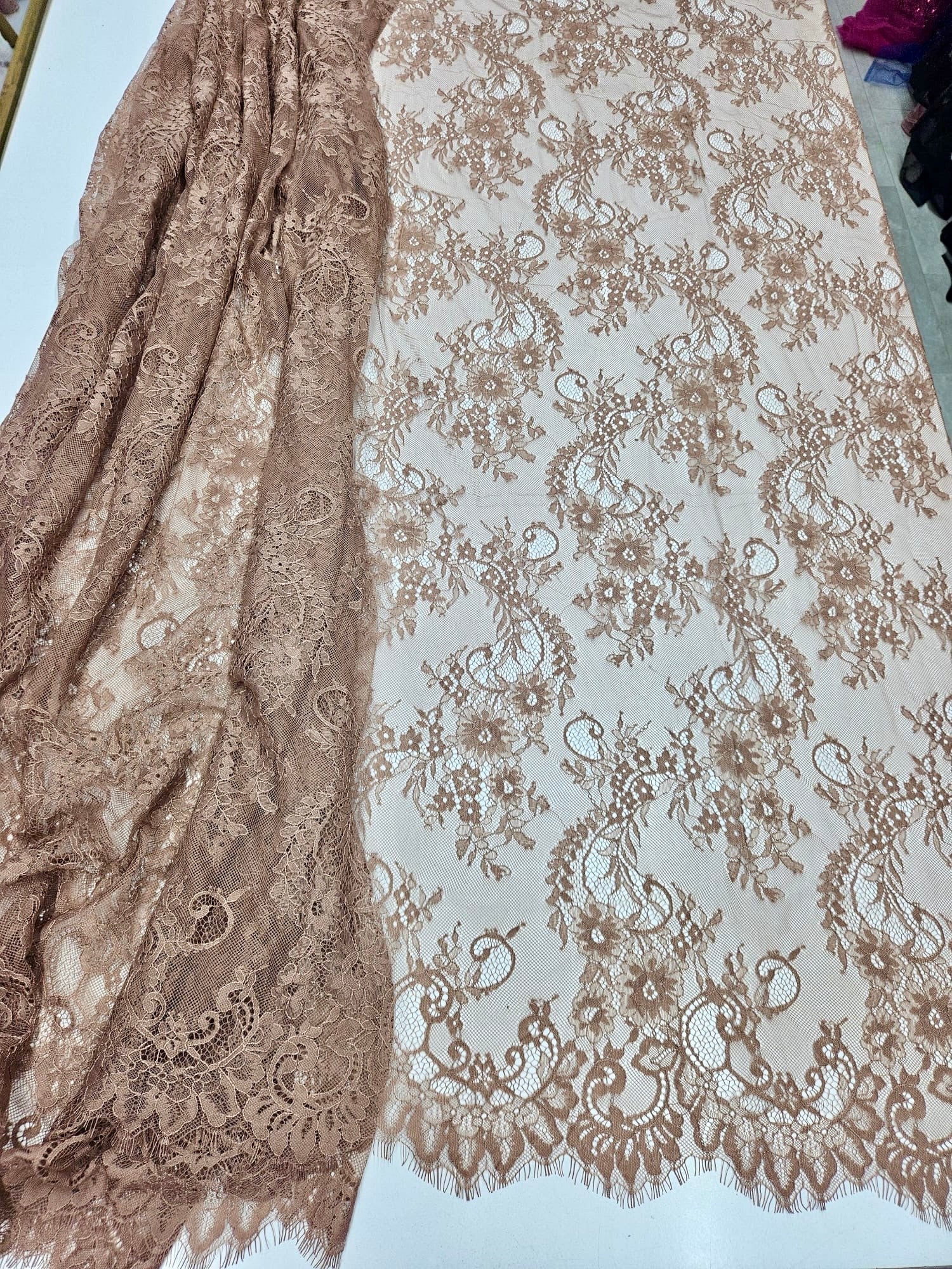 Dantela Tip Chantilly Capucino - preț pe metru