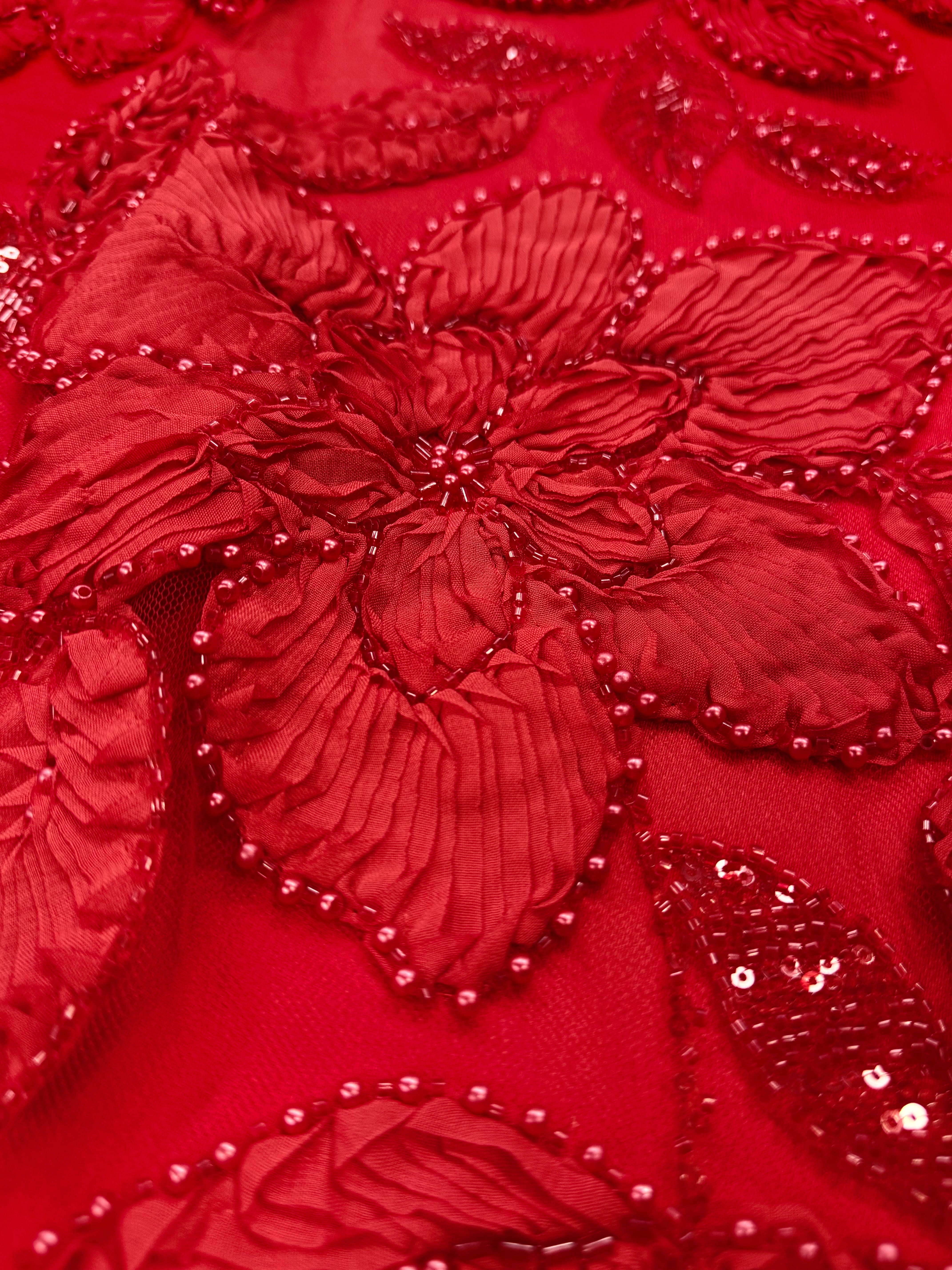 Broderie Decupabila, Rosu