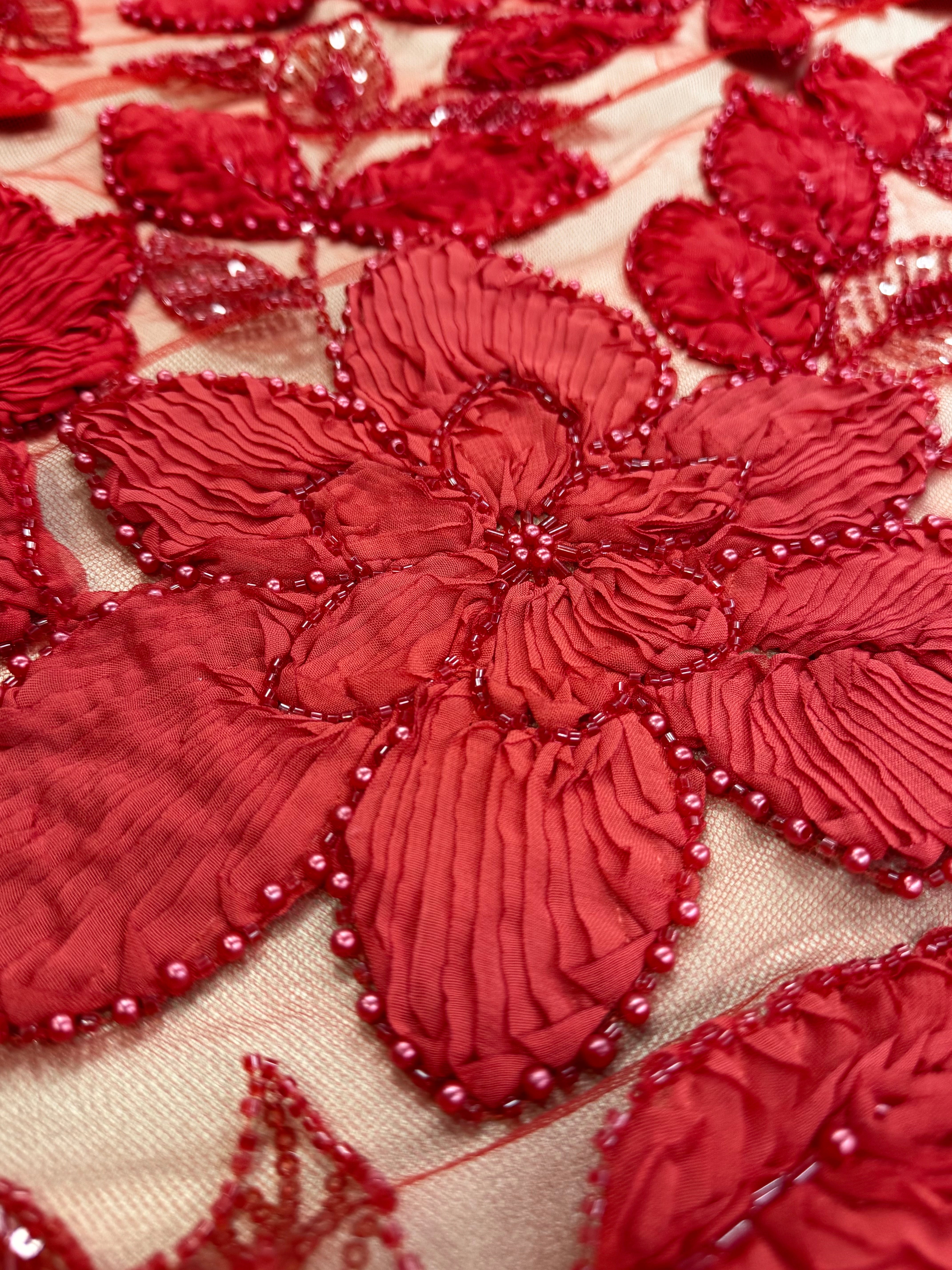 Broderie Decupabila, Rosu