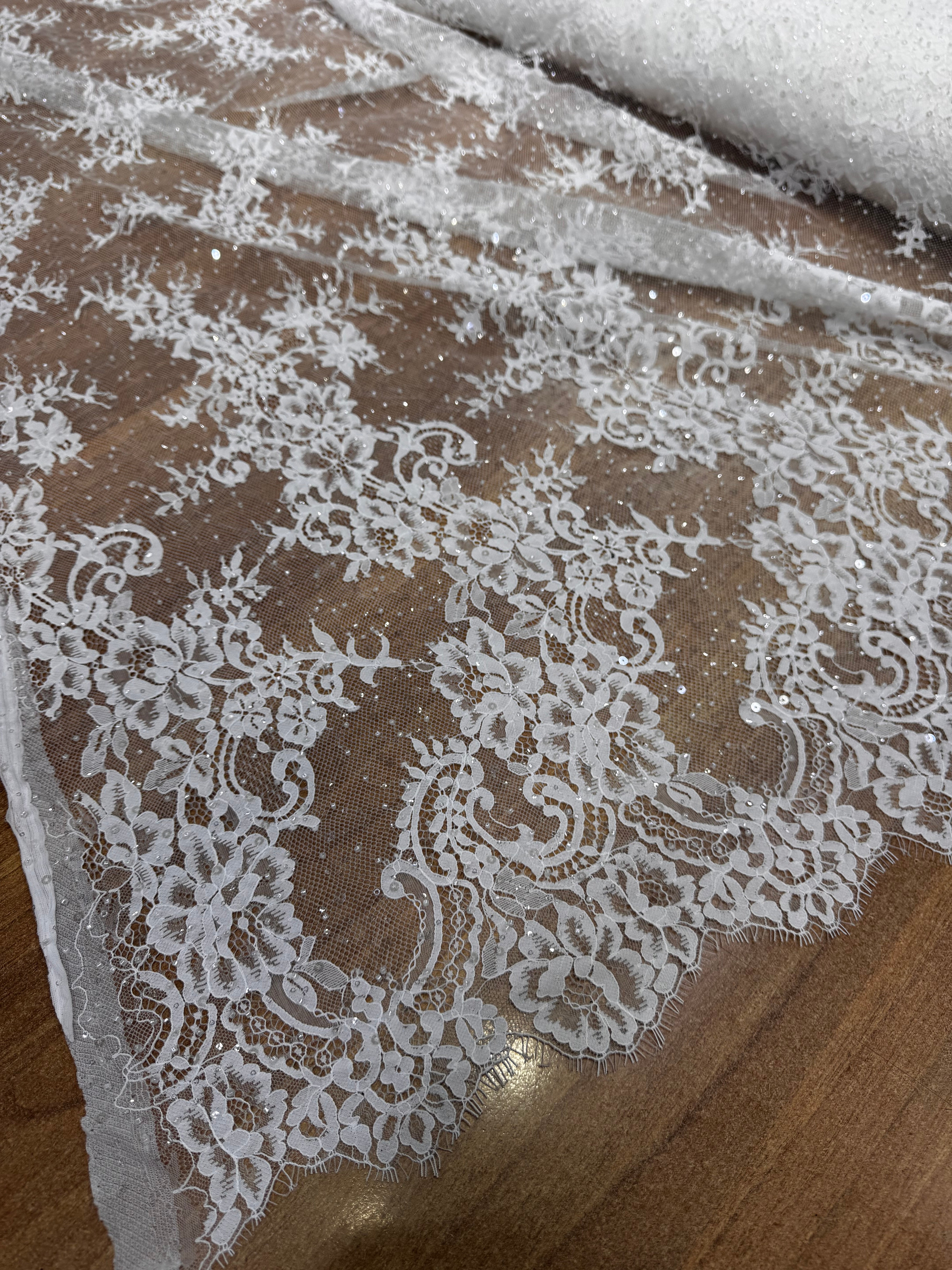 Dantela Chantilly Cu Margele Si Paiete Fine