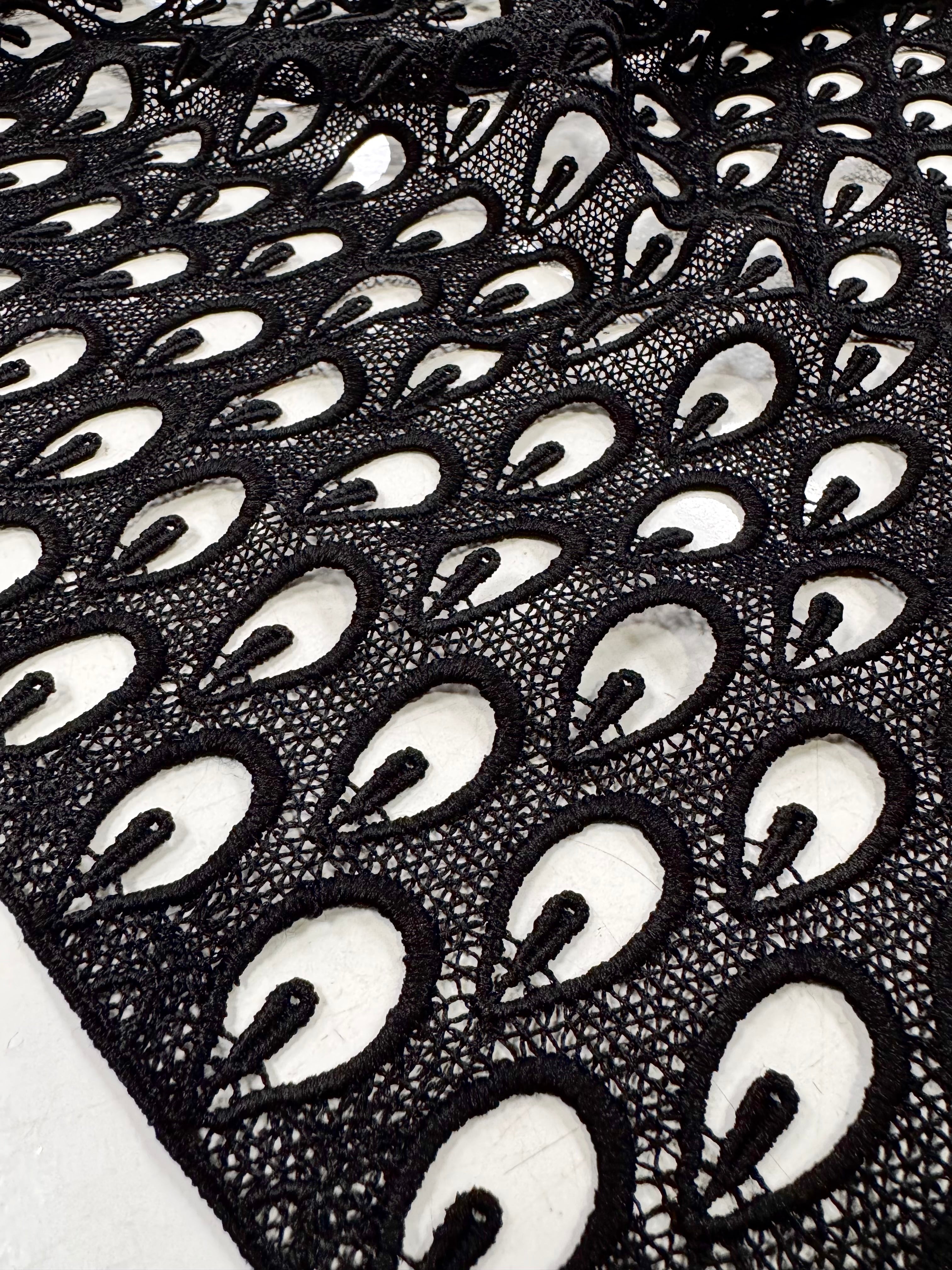 Broderie Sparta, Negru