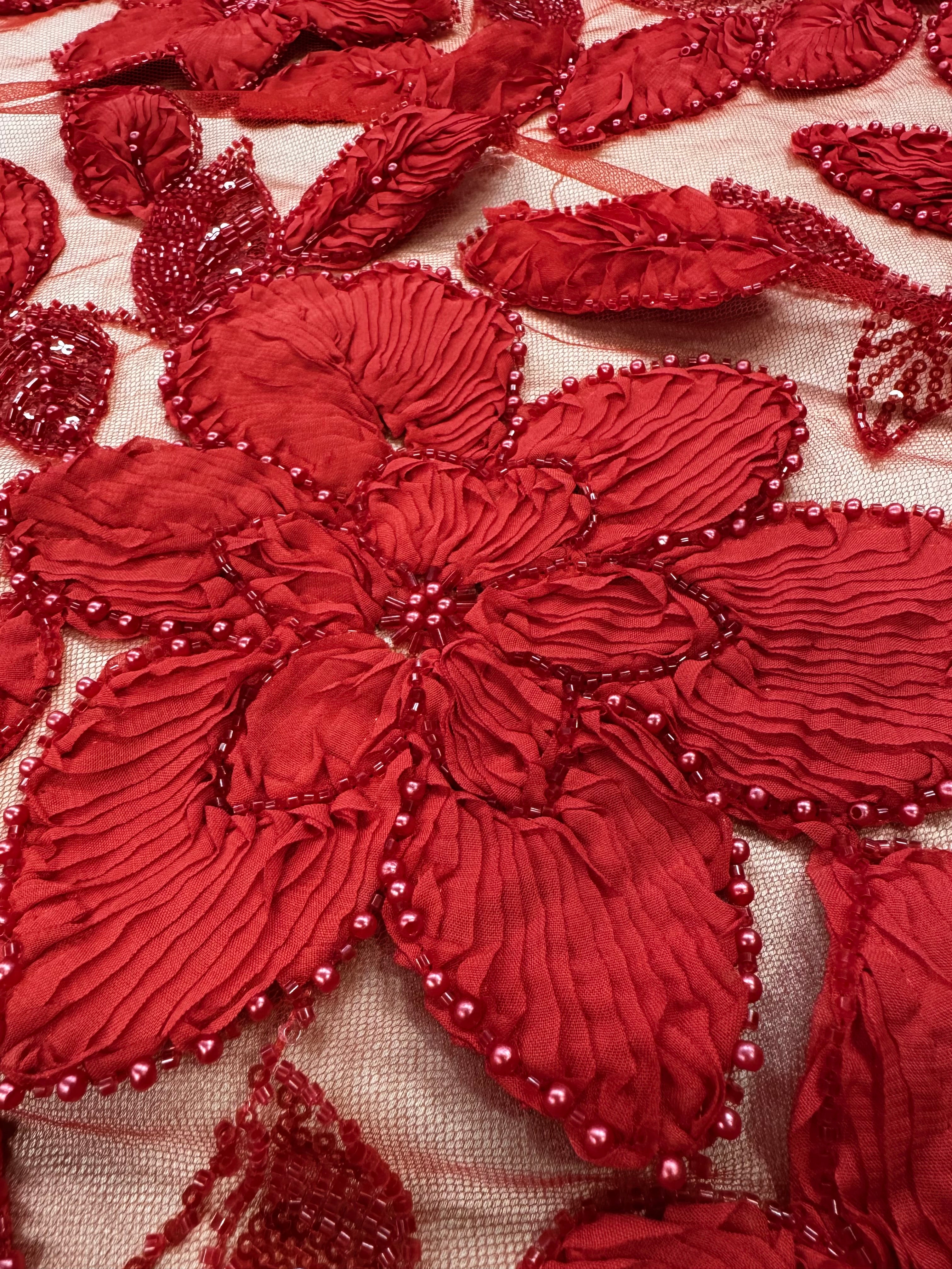 Broderie Decupabila, Rosu