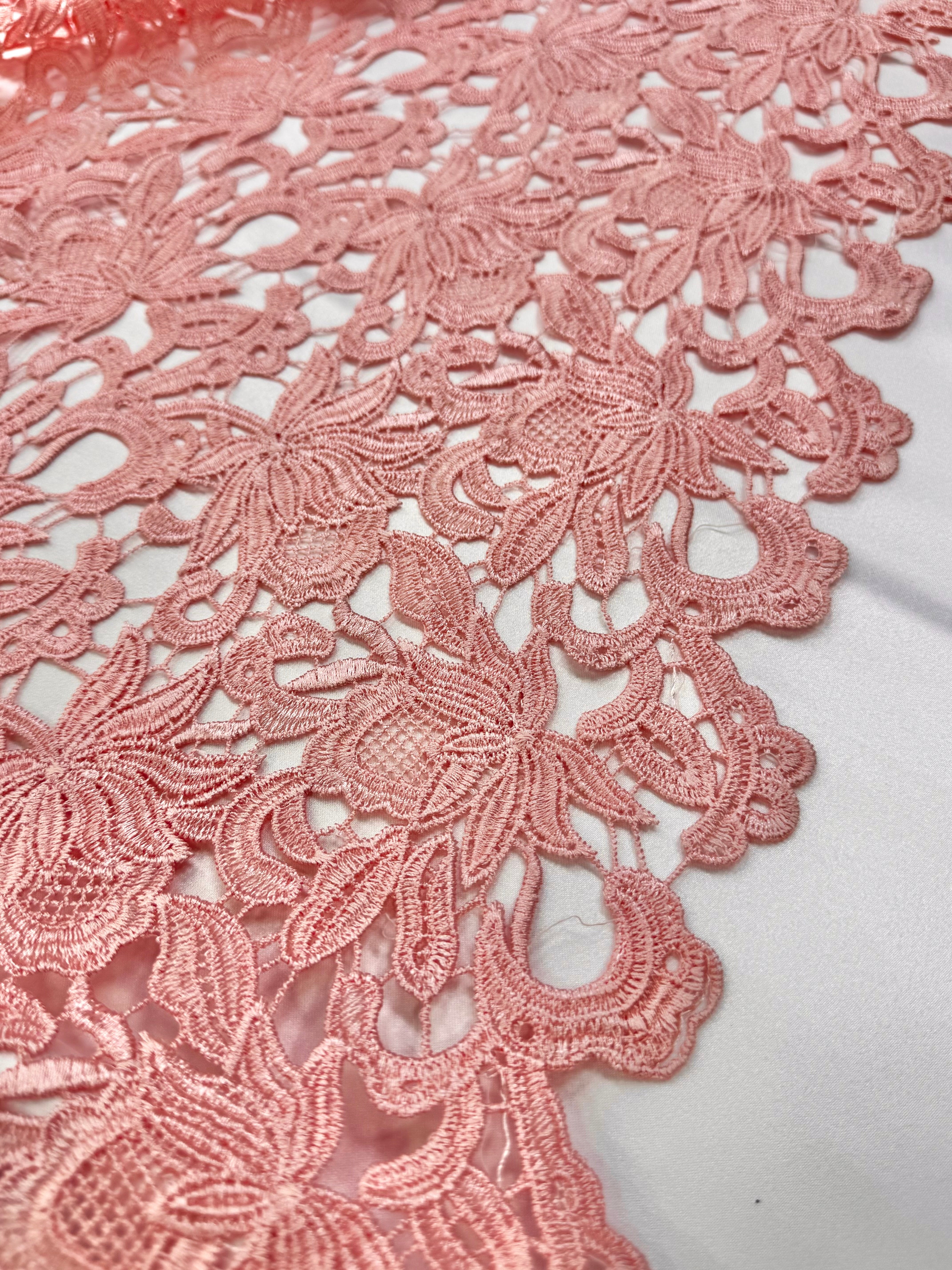 Broderie Sparta, Roz somon