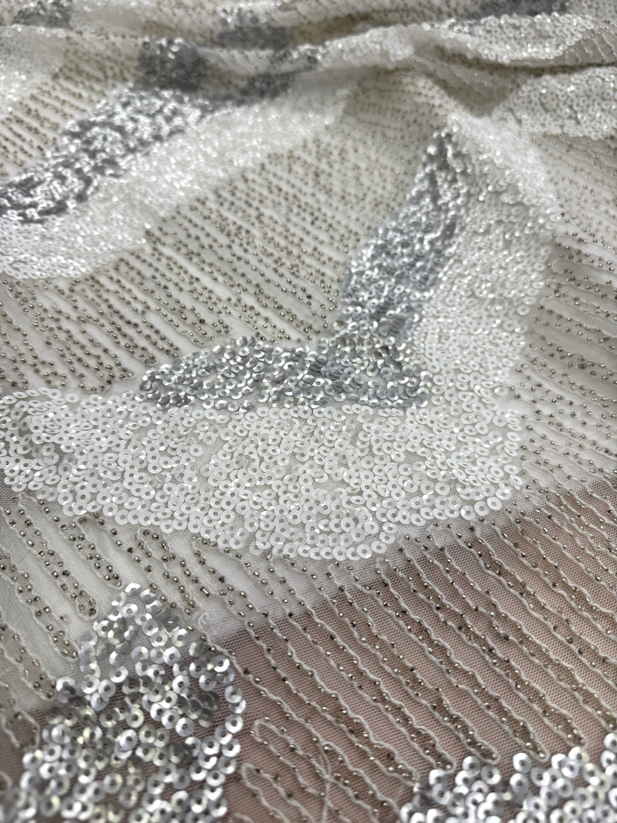 Broderie Alba Cu Margele Si Paiete