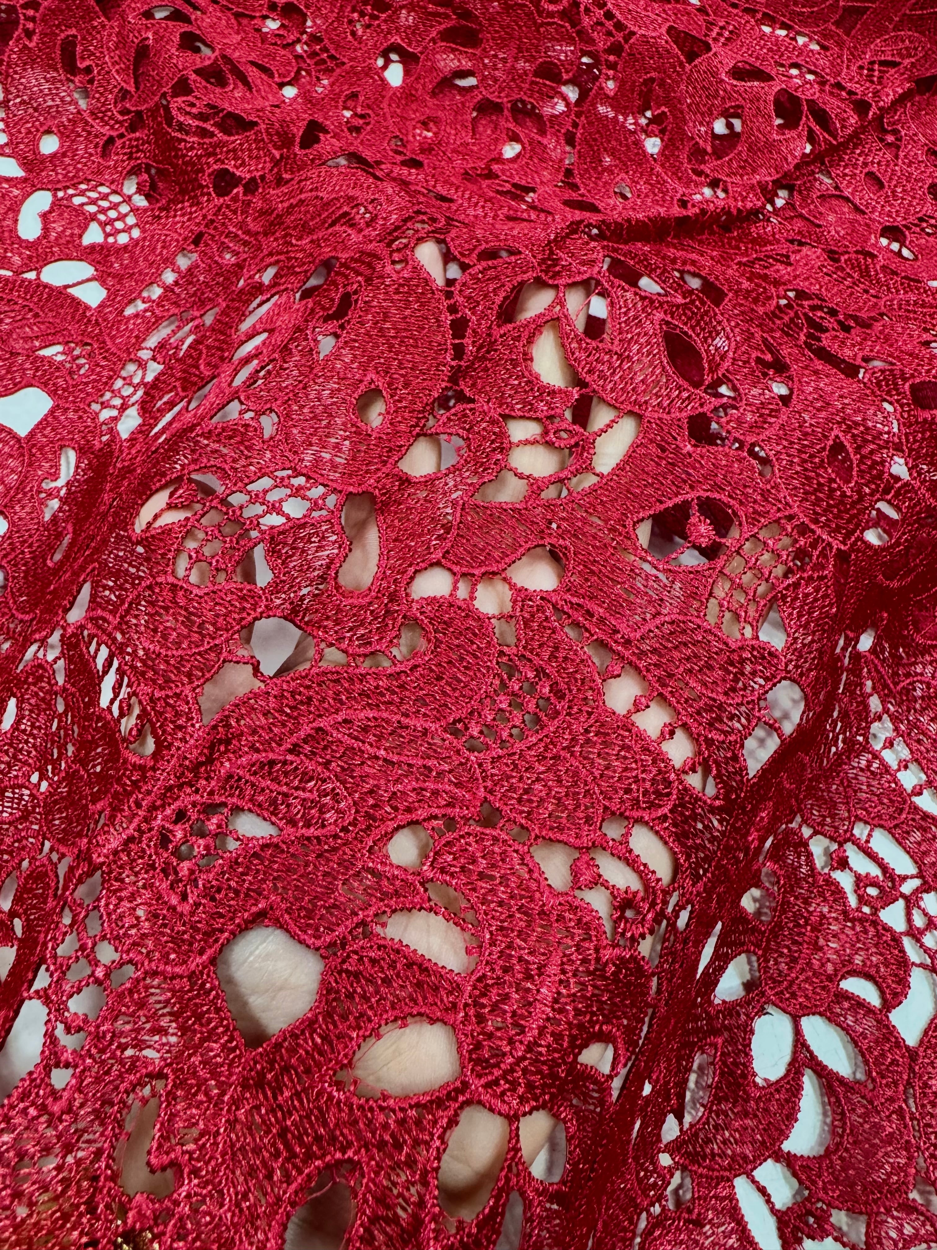 Broderie Sparta, Rosu inchis