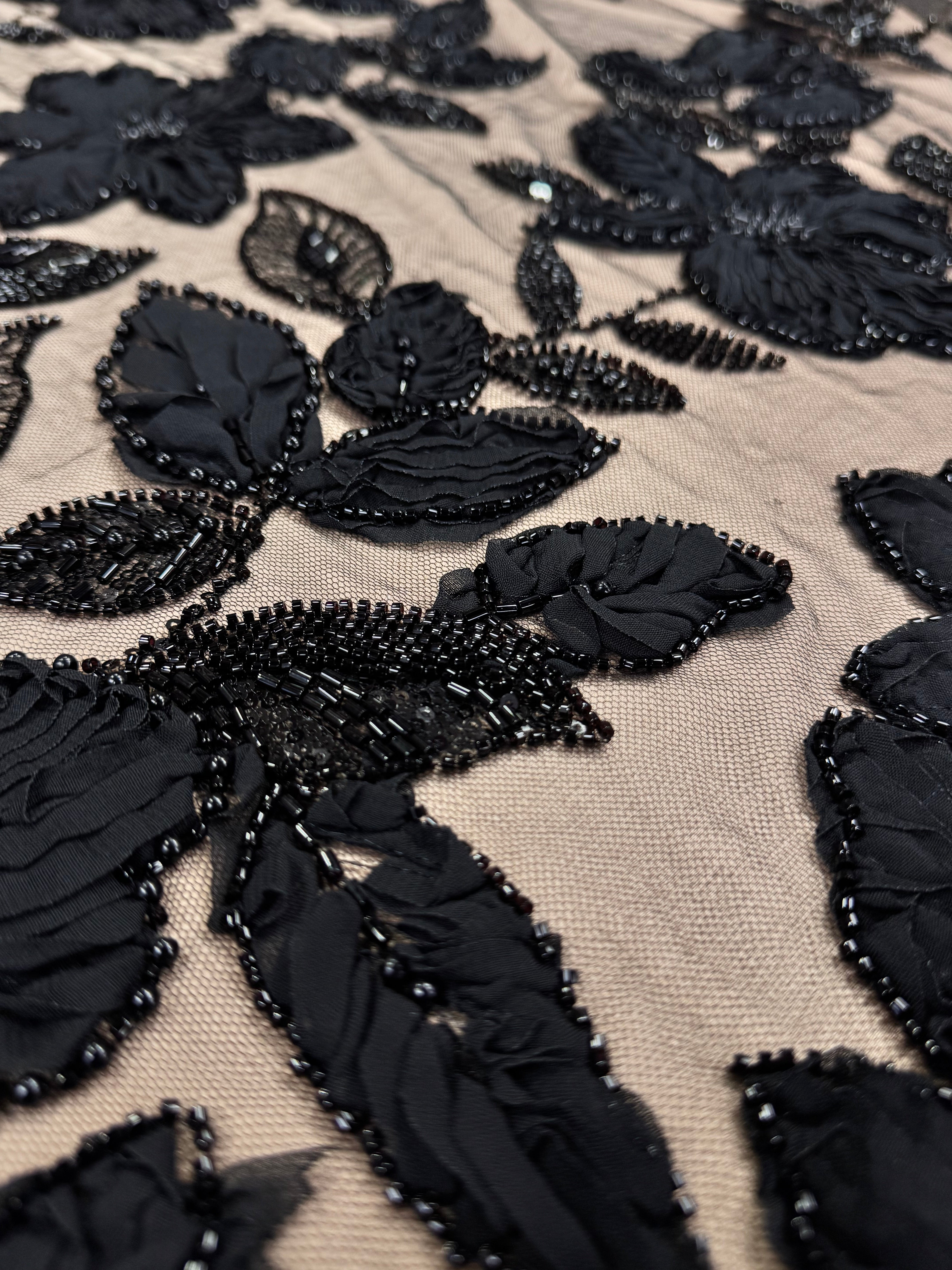 Broderie Decupabila, Negru