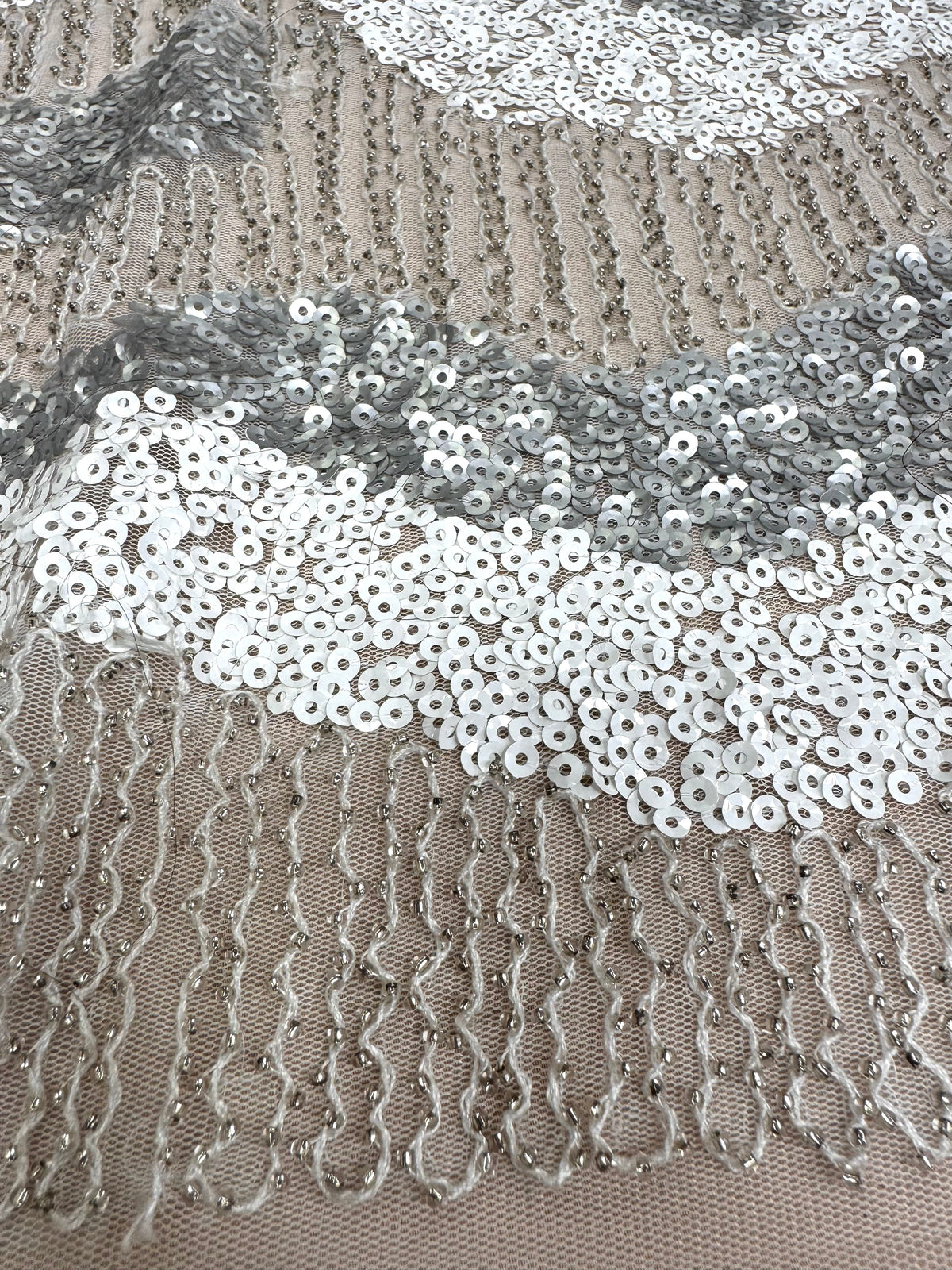 Broderie Alba Cu Margele Si Paiete
