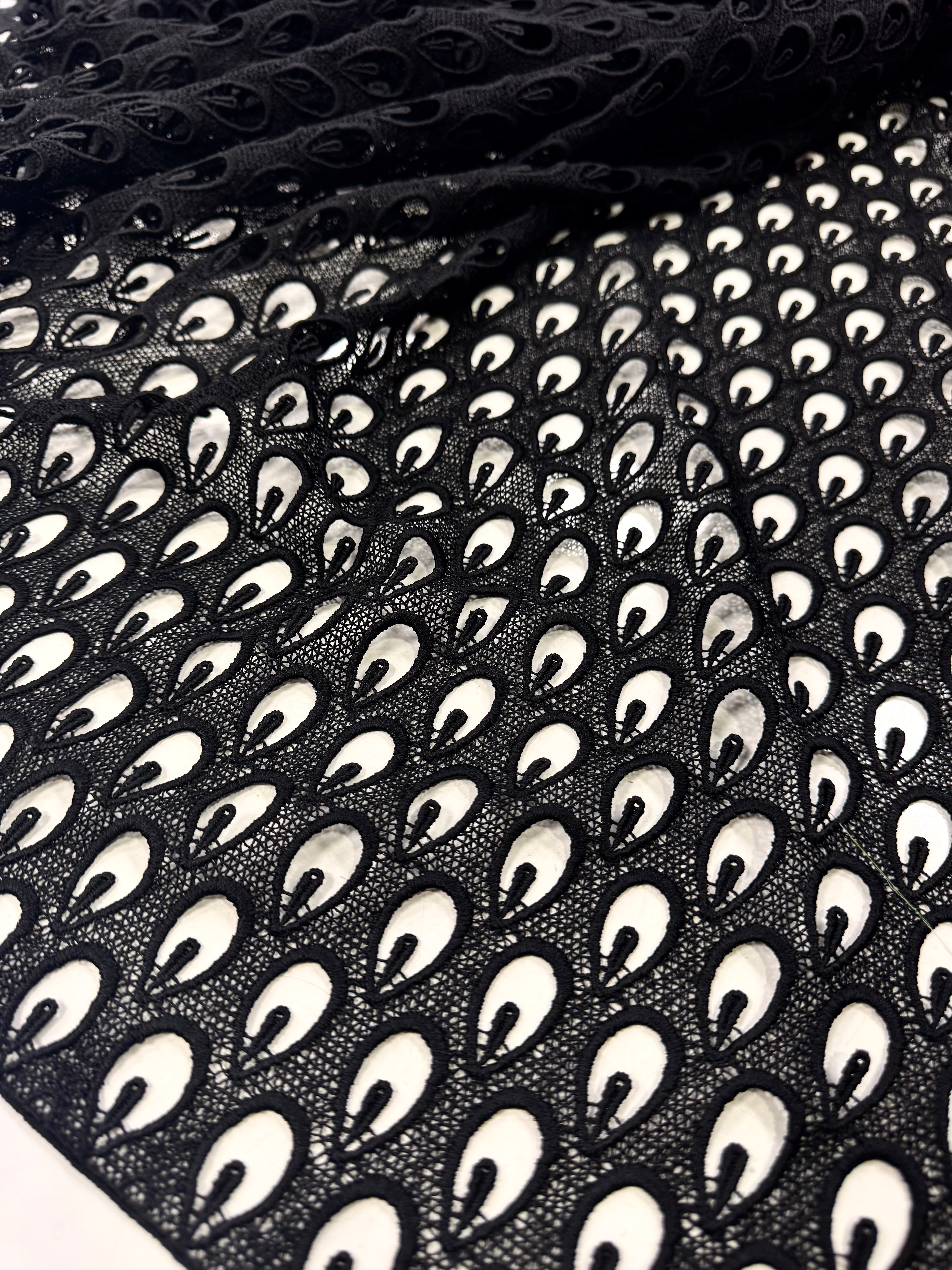 Broderie Sparta, Negru