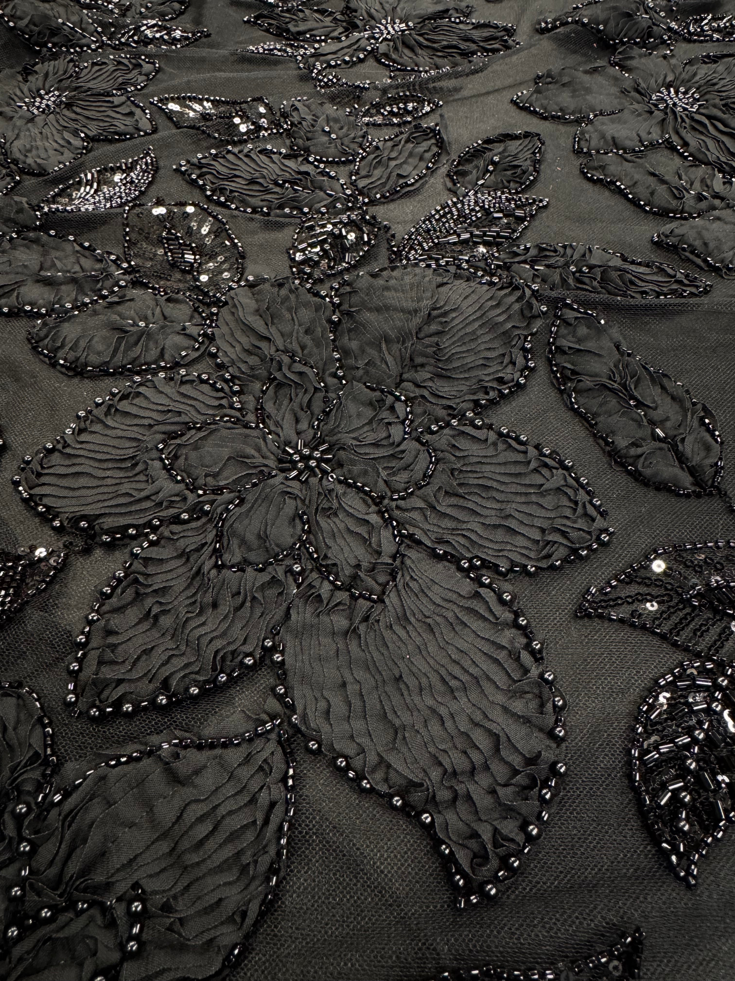 Broderie Decupabila, Negru