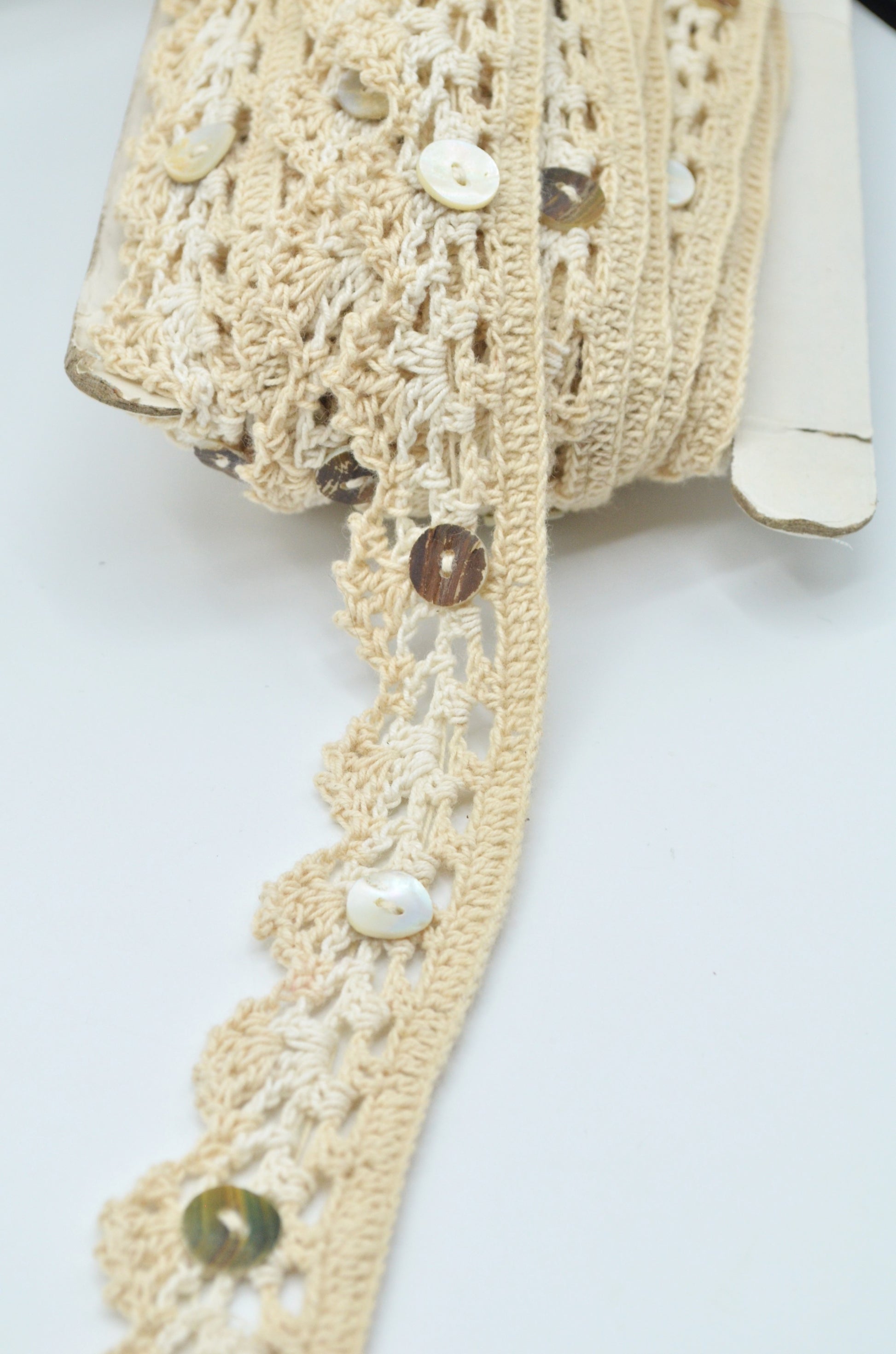 Dantela De  Bumbac Macrame Cu Nasturi Din Sidef, 30mm, Bej