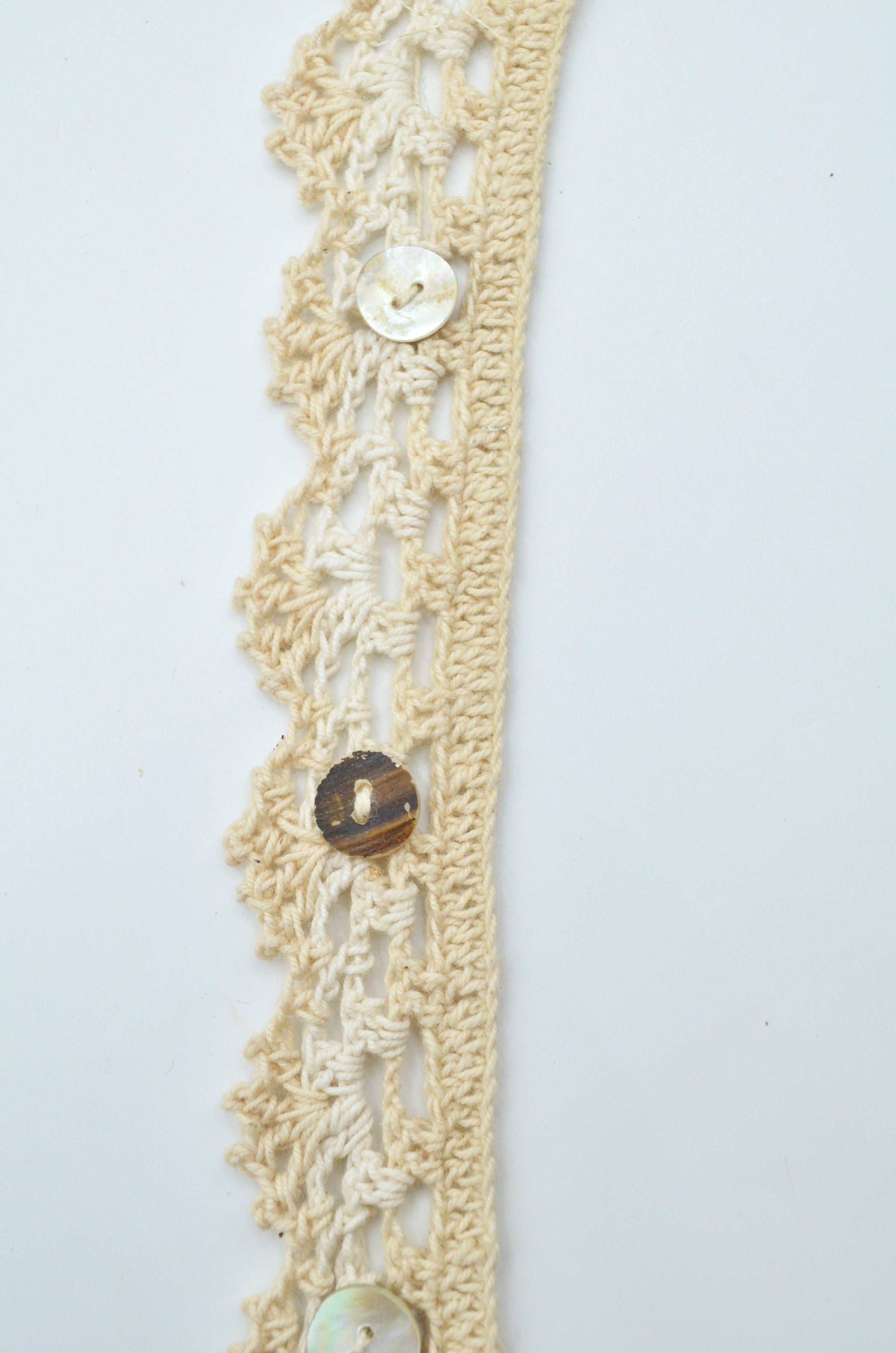 Dantela De  Bumbac Macrame Cu Nasturi Din Sidef, 30mm, Bej