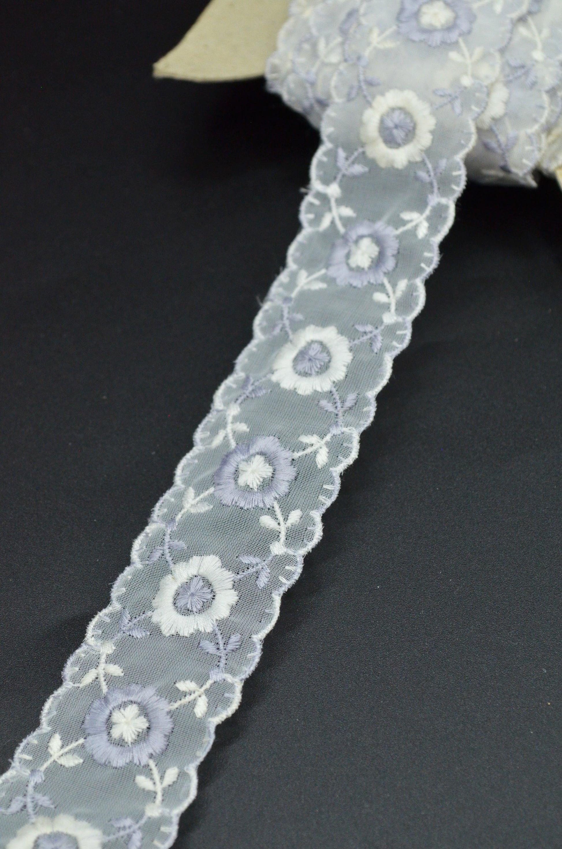 Dantela Gri Cu Lila, 3cm