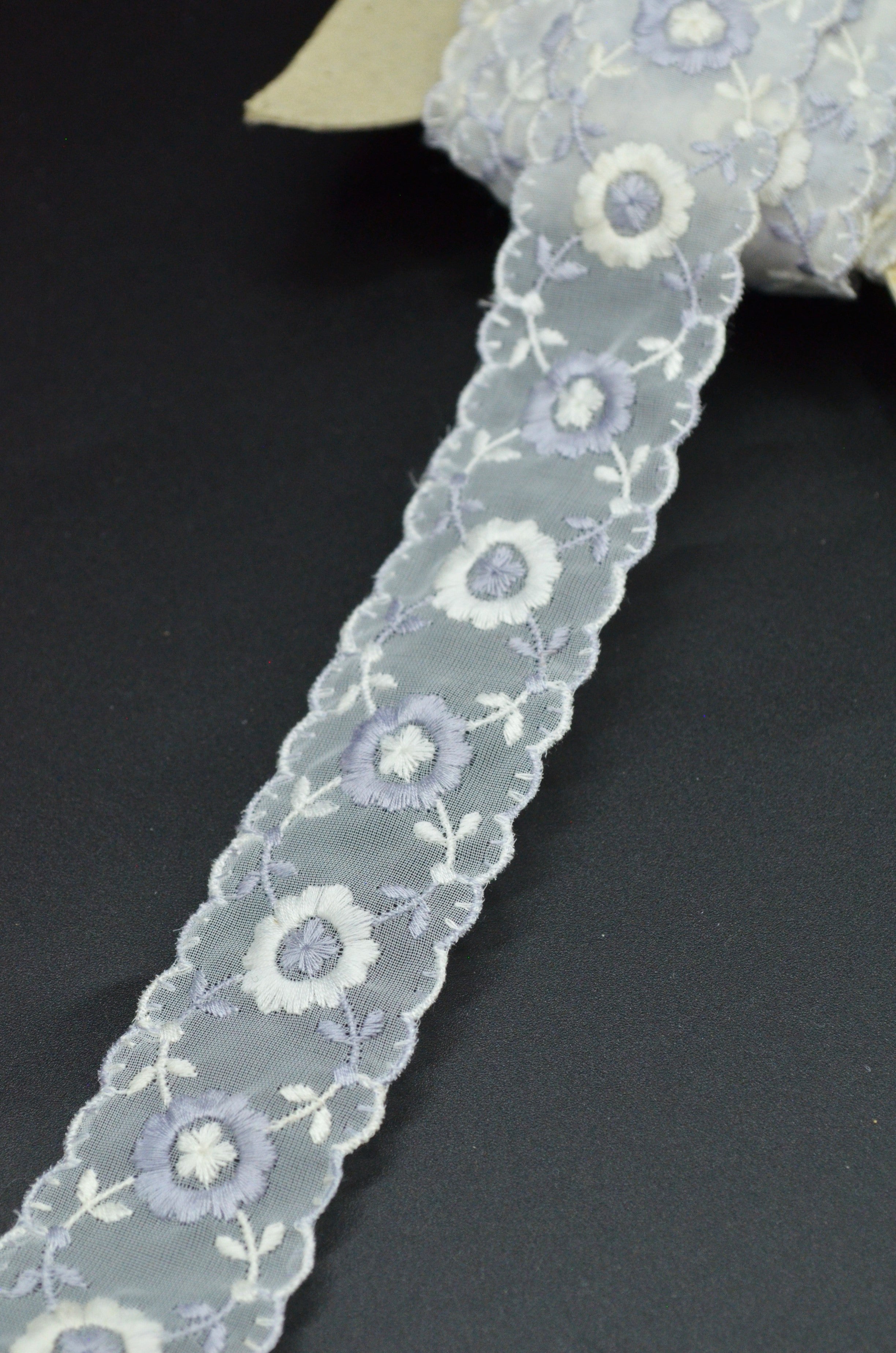 Dantela Gri Cu Lila, 3cm