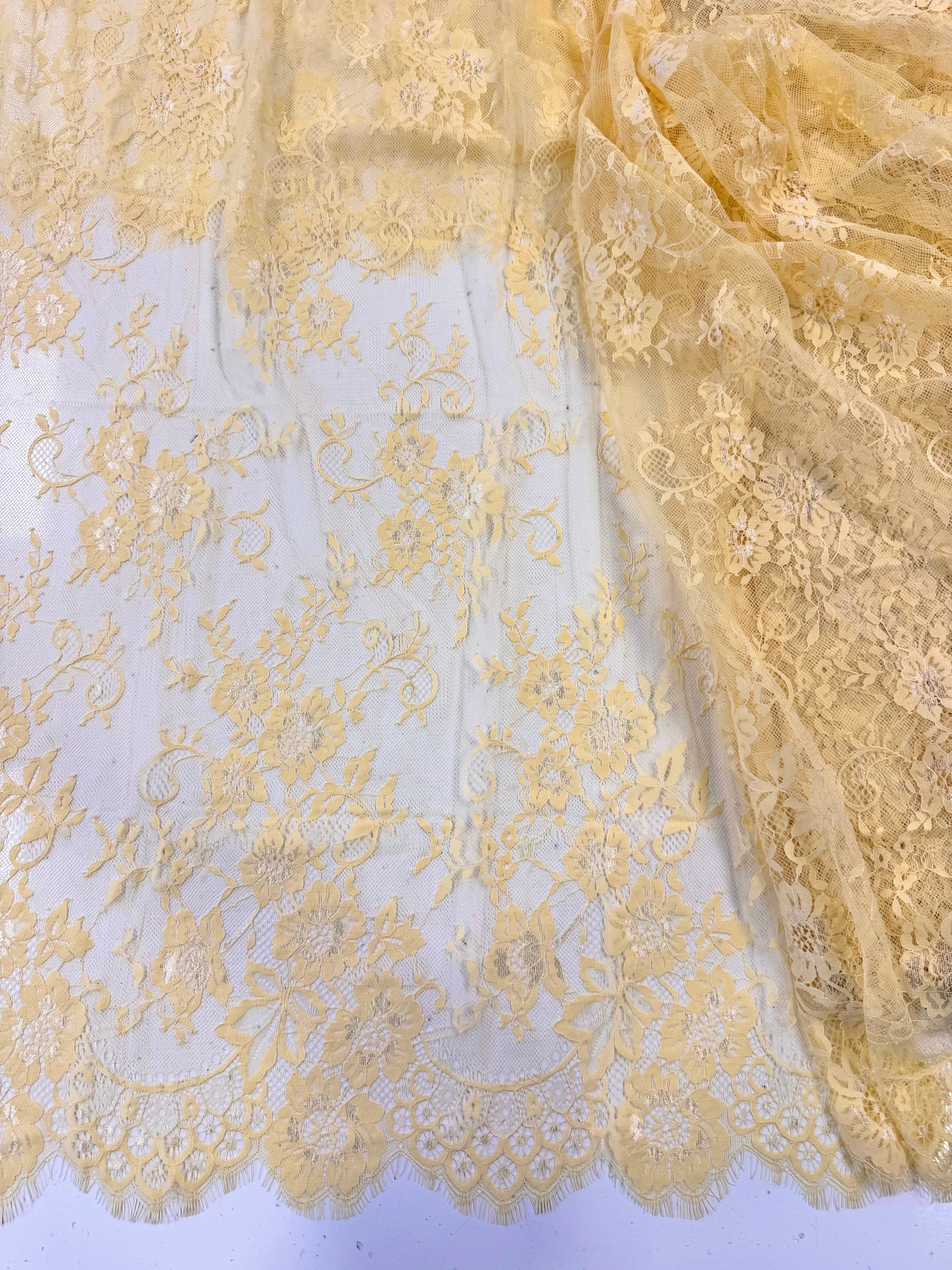Dantela Tip Chantilly Galben pastel - preț pe metru