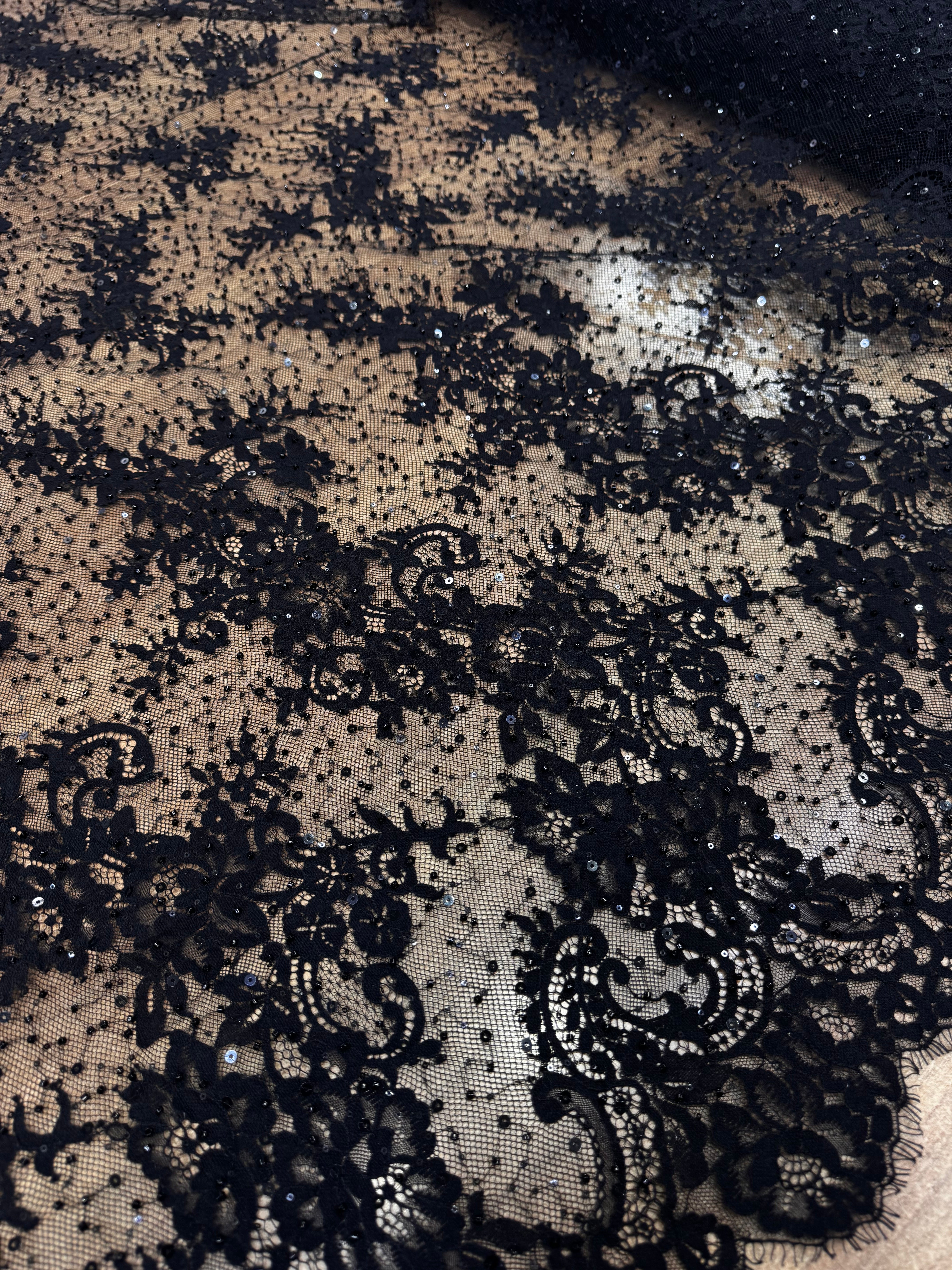 Dantela Chantilly Cu Margele Si Paiete Fine, Negru