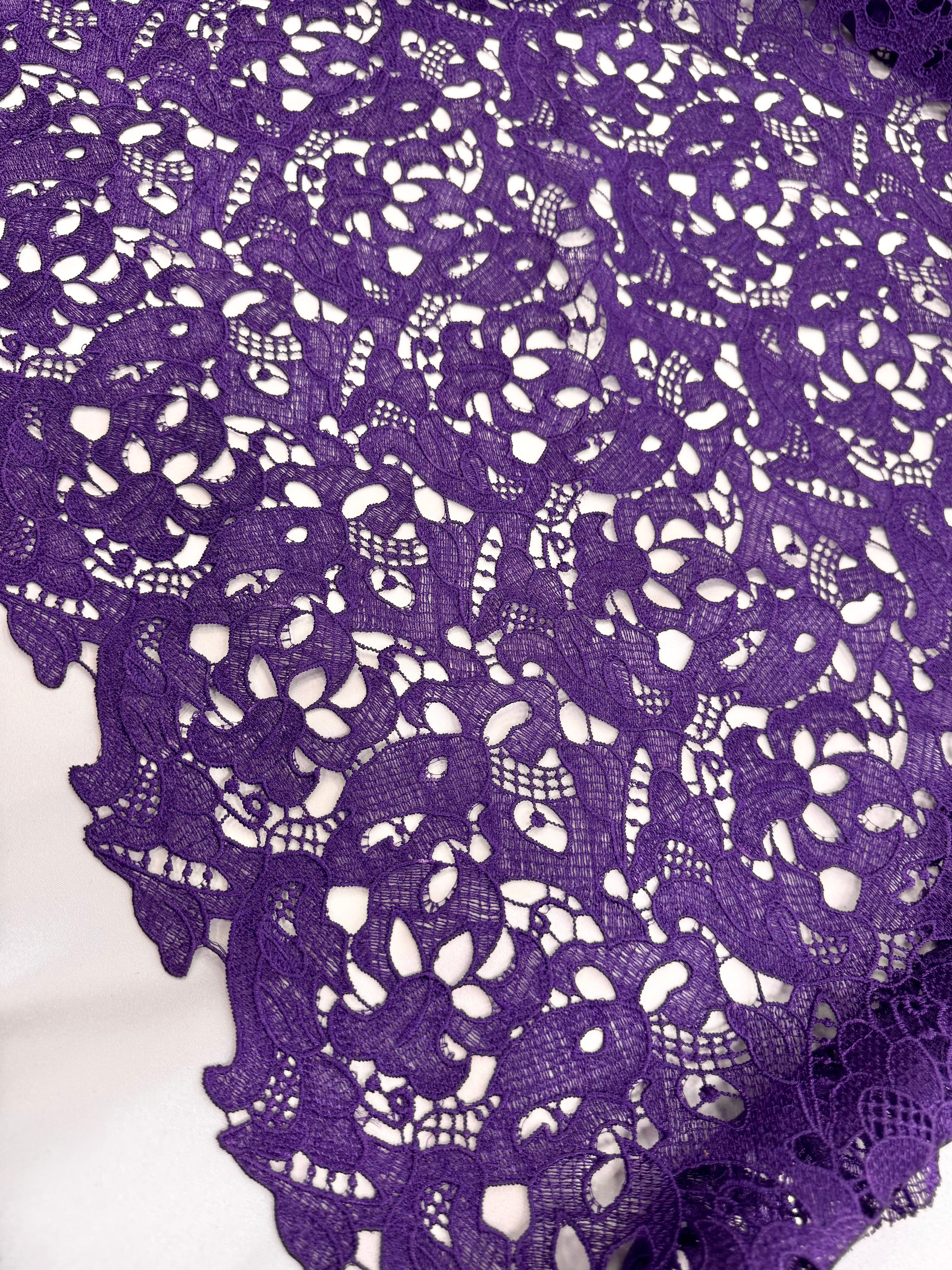 Broderie Sparta, Mov