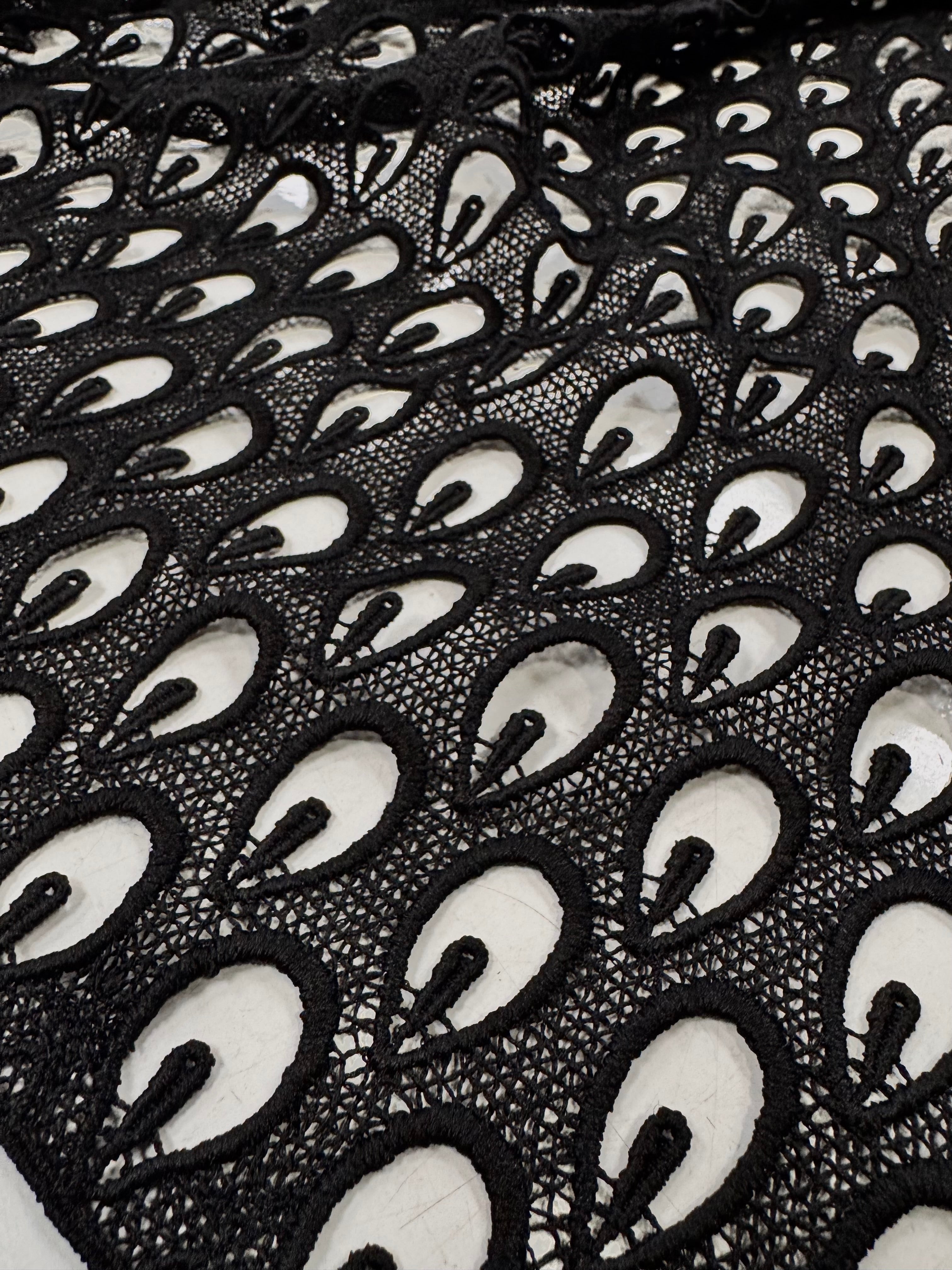 Broderie Sparta, Negru