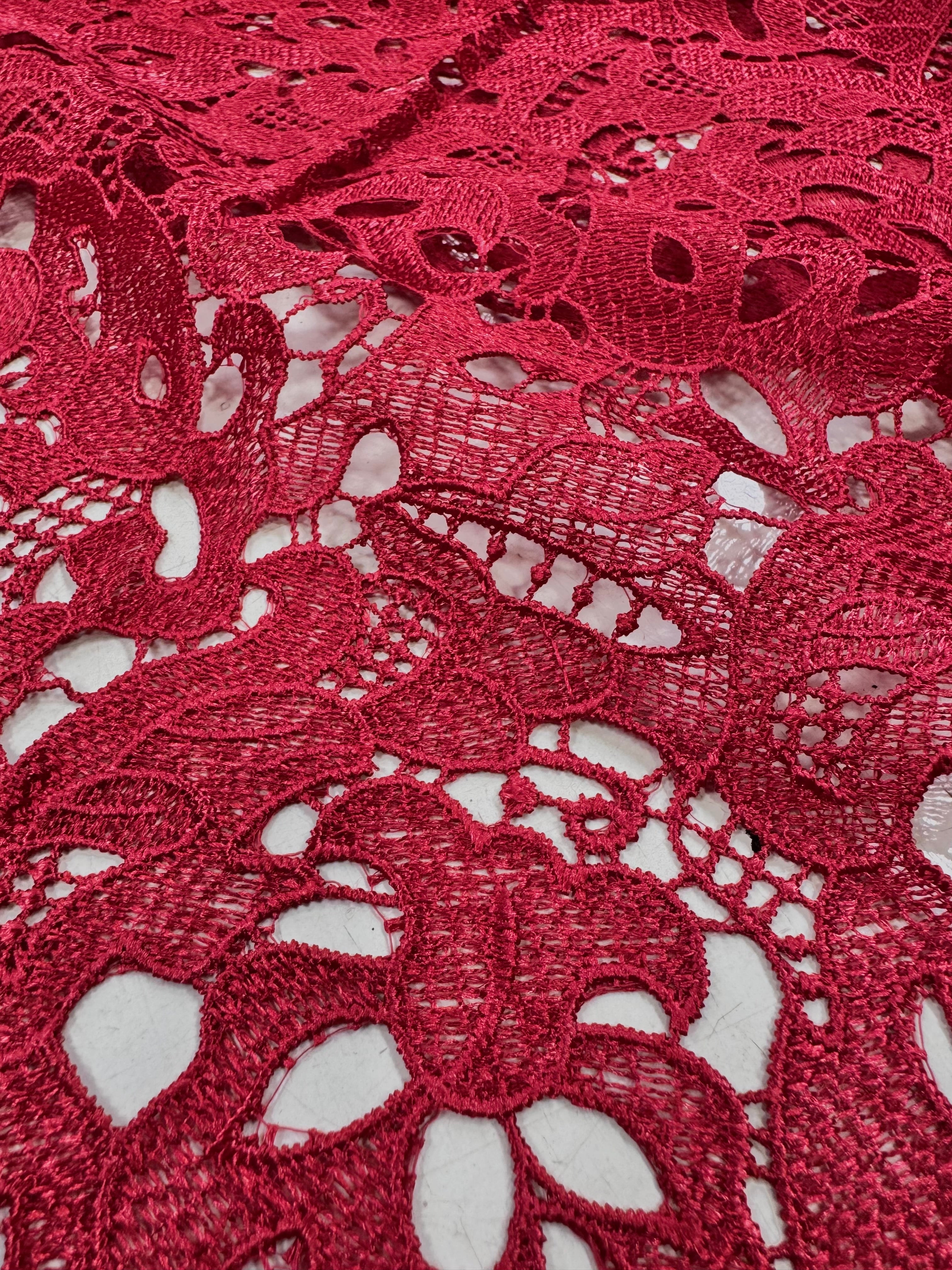 Broderie Sparta, Rosu inchis