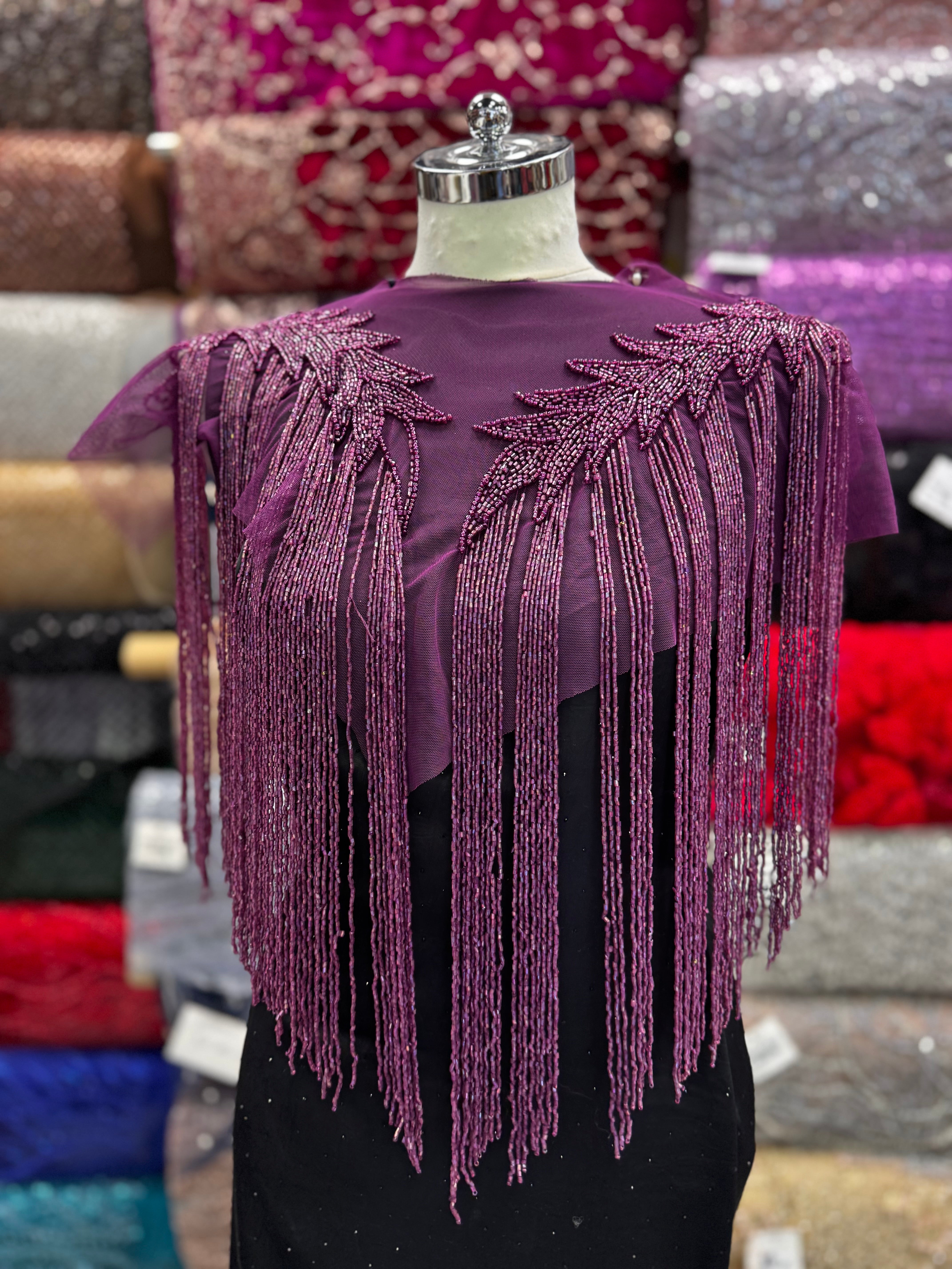 Aplicație bust cu franjuri magenta