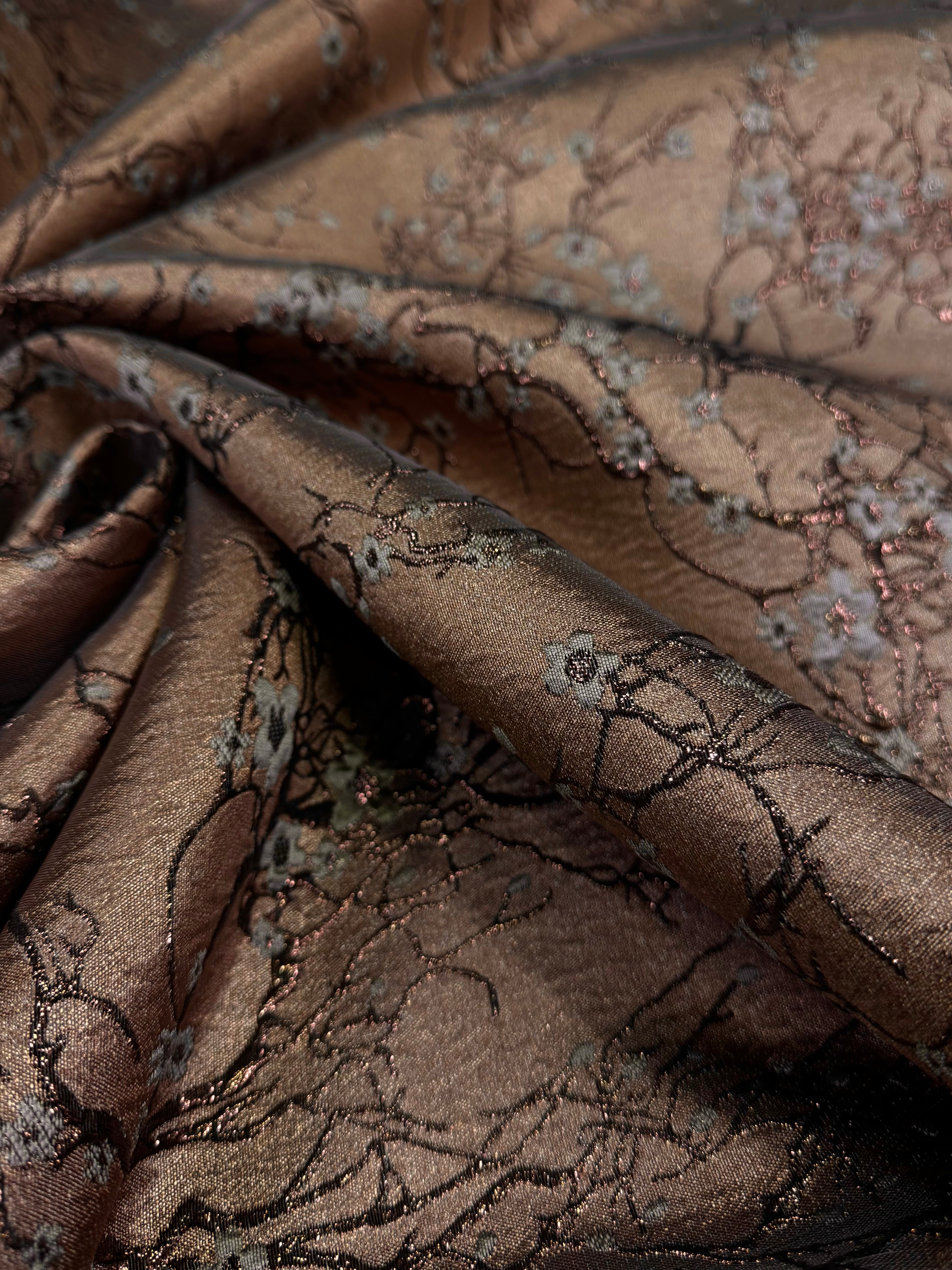 Brocard Cu Fir Lame, Maro