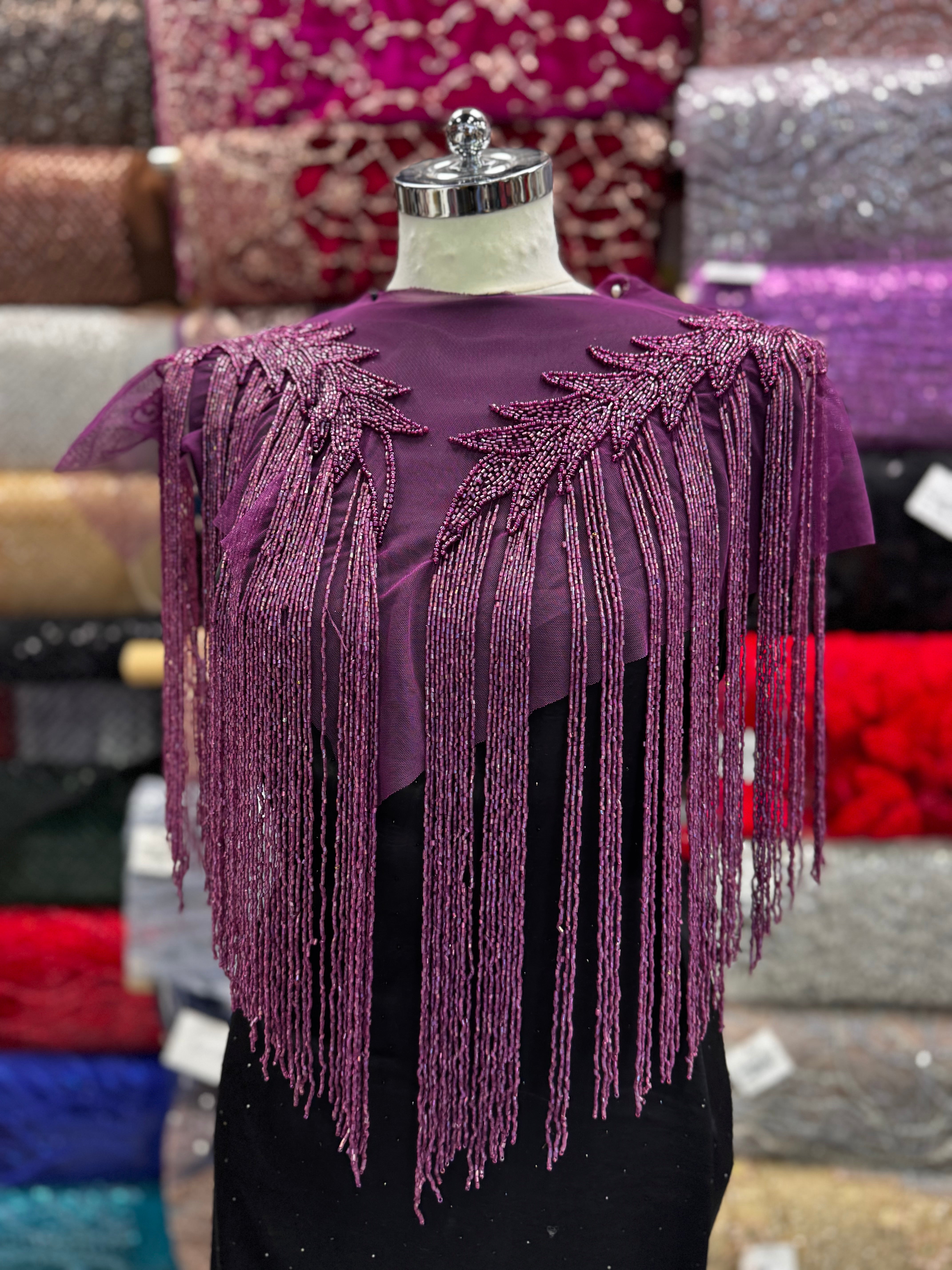 Aplicație bust cu franjuri magenta