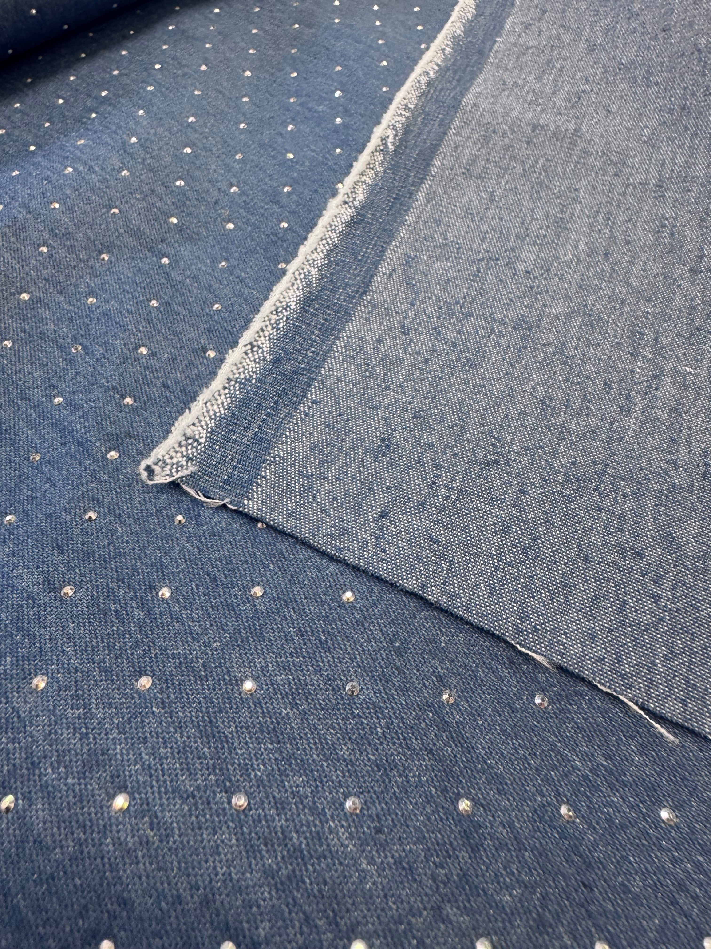 Denim ușor elastic cu strasuri