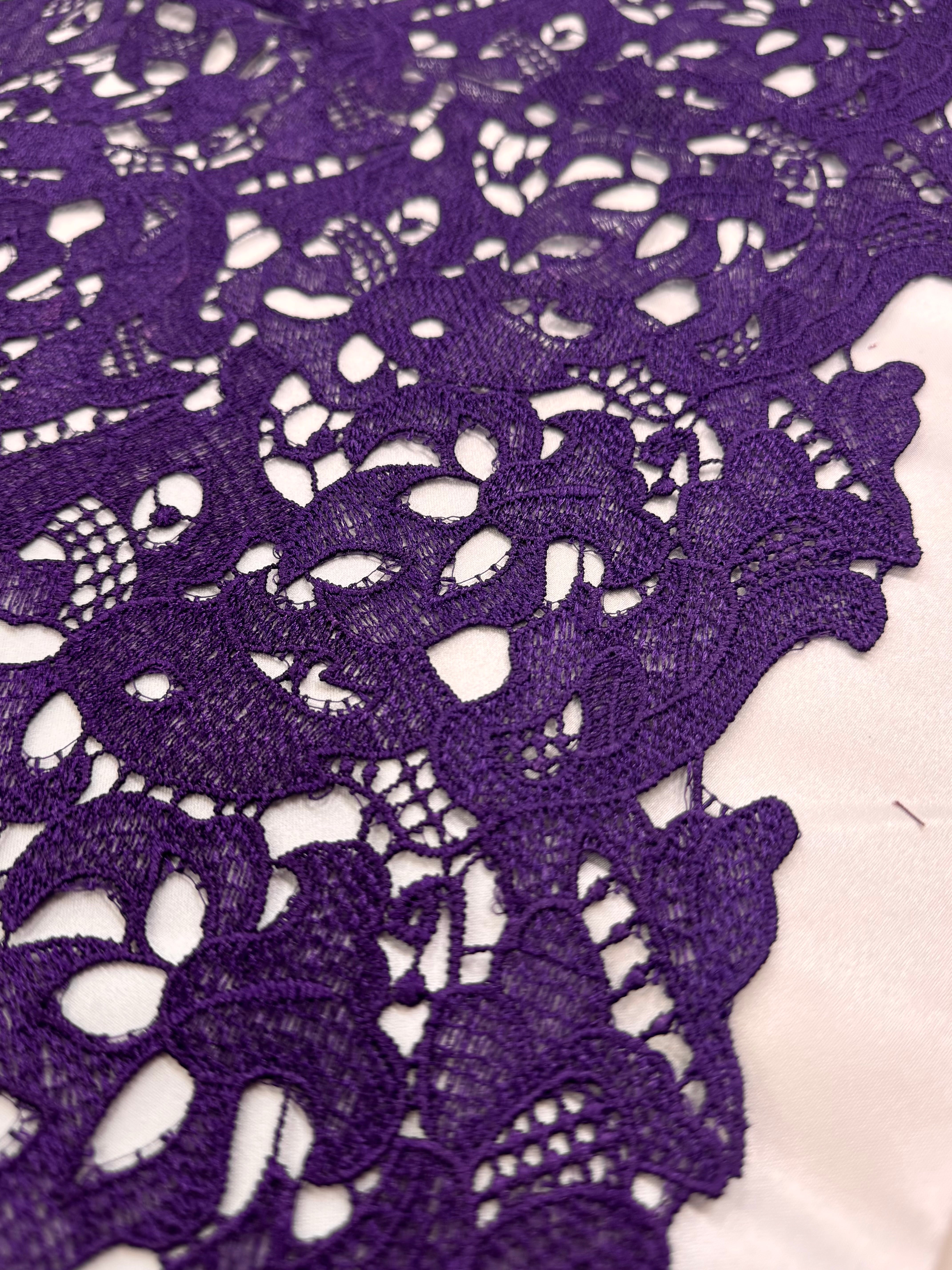 Broderie Sparta, Mov