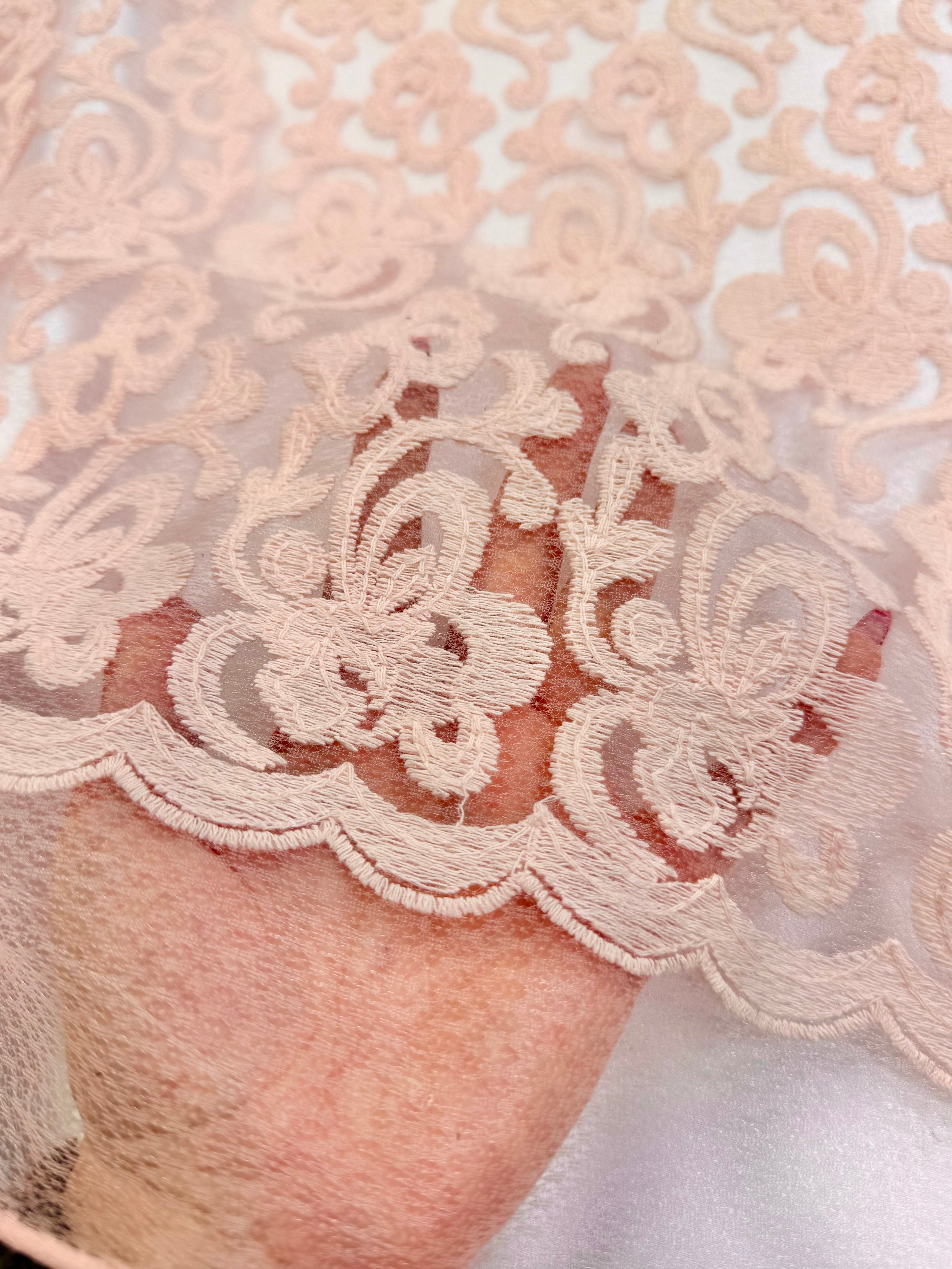 Tull brodat roz somon