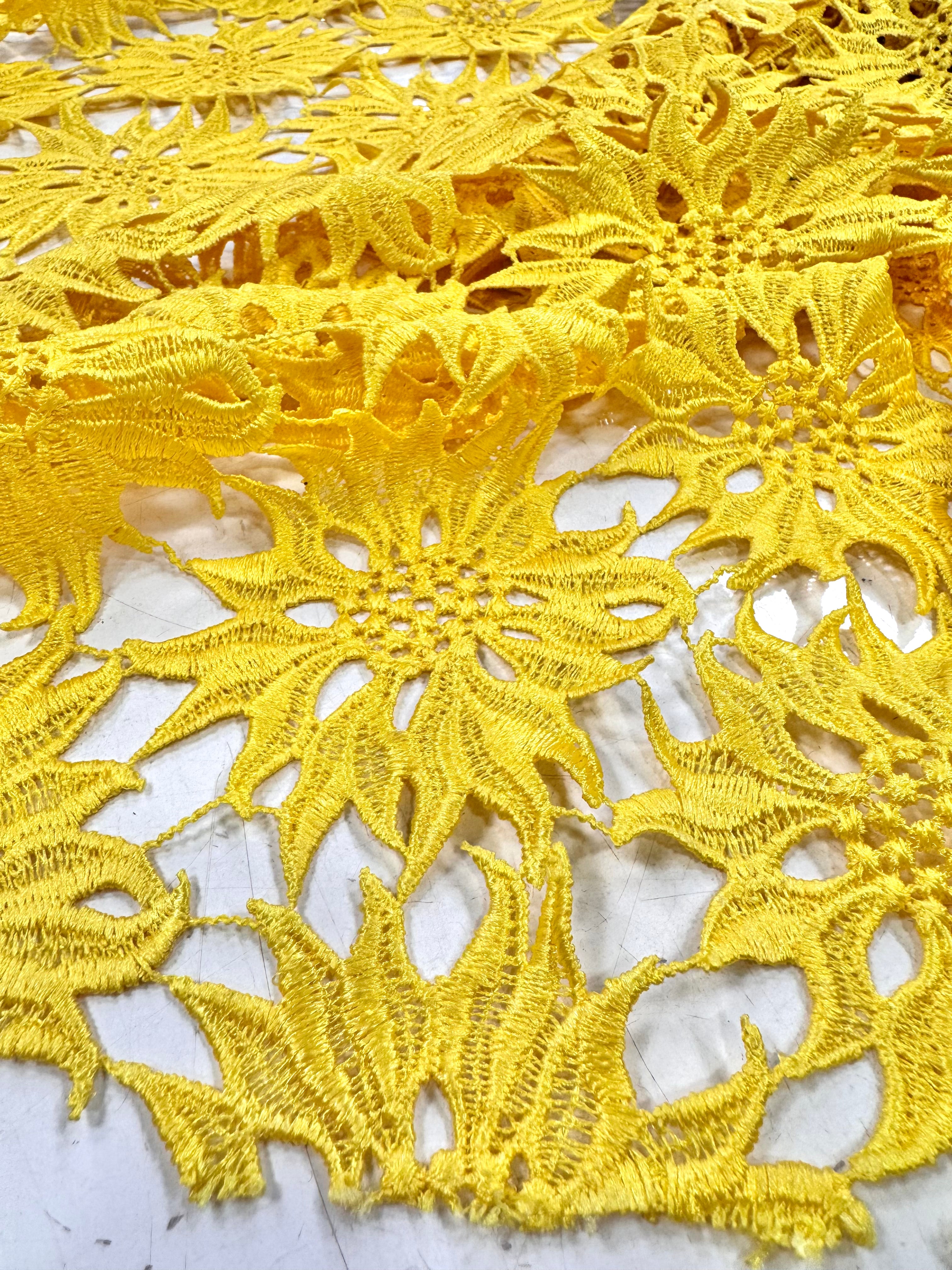 Broderie Sparta, Galben