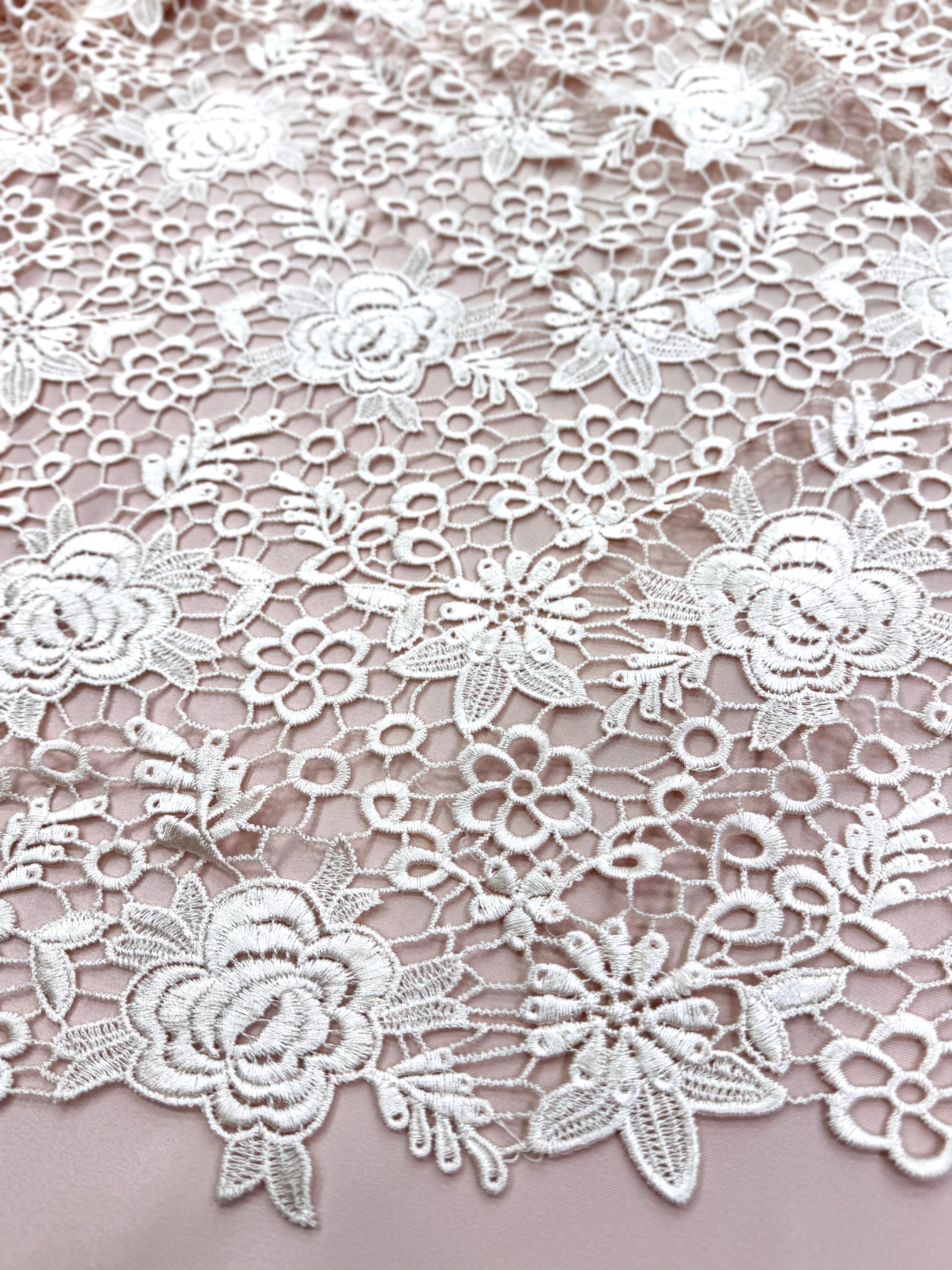 Broderie Sparta, Crem