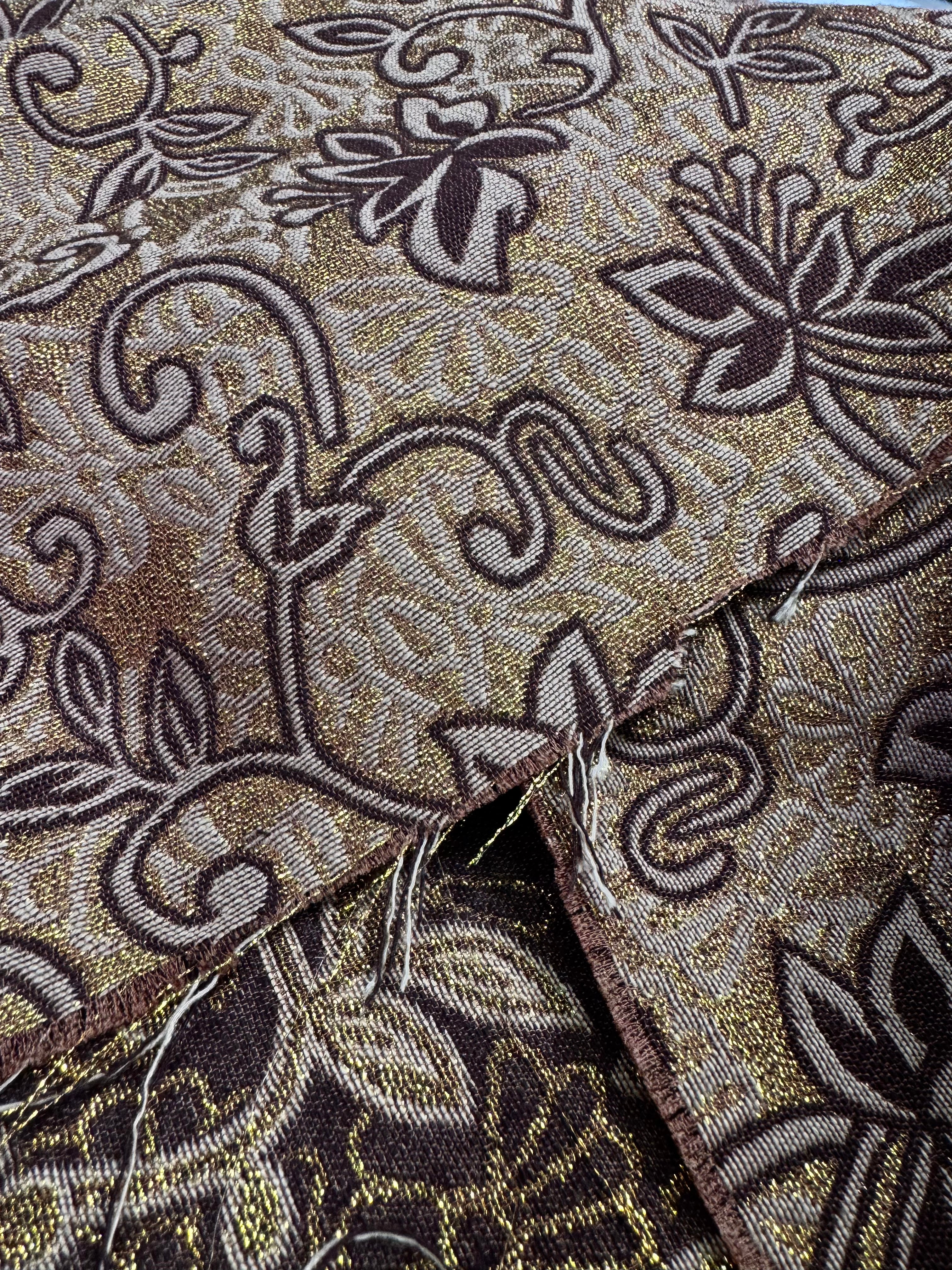 Brocard maro cu fir metalizat auriu