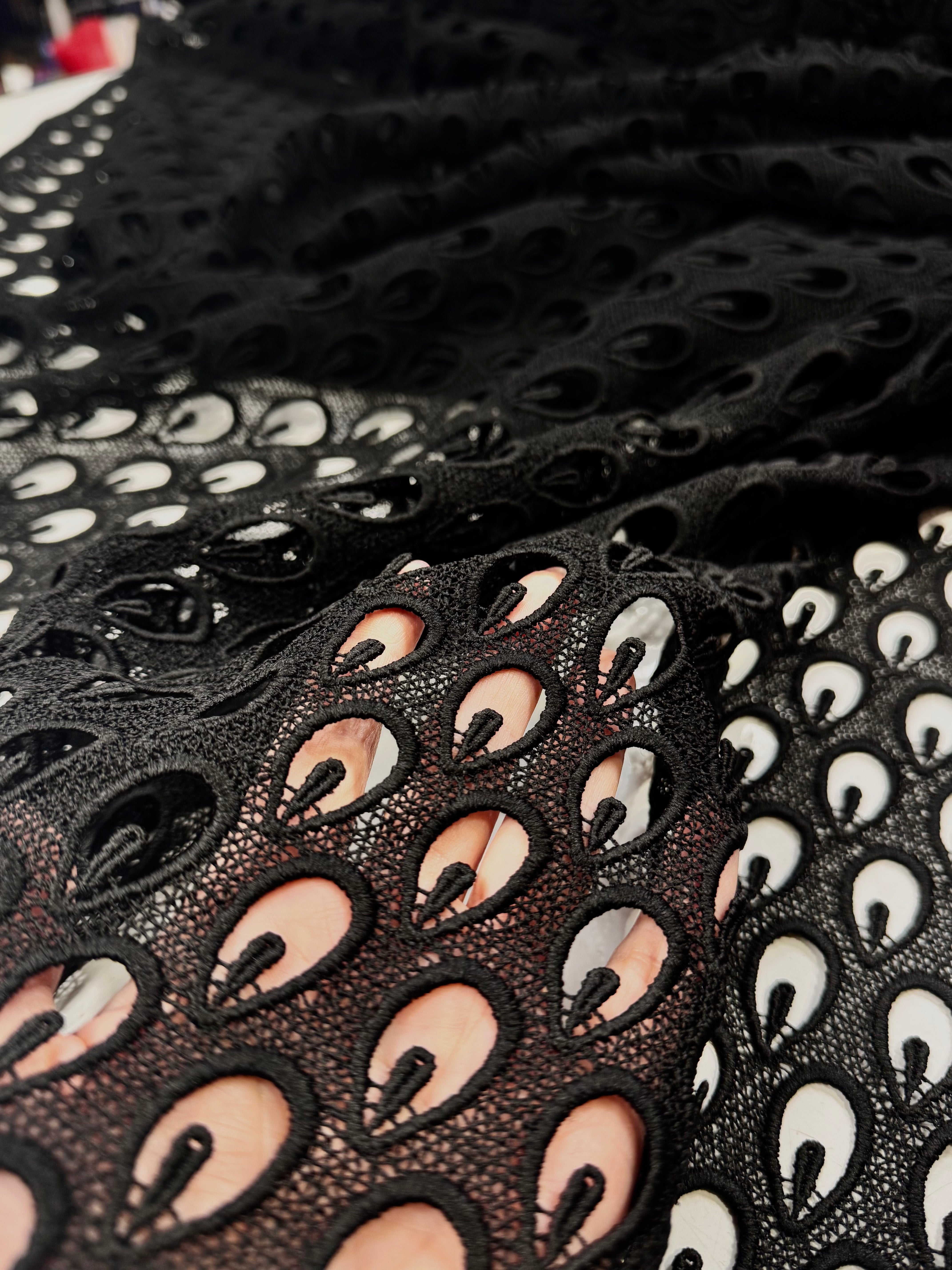 Broderie Sparta, Negru