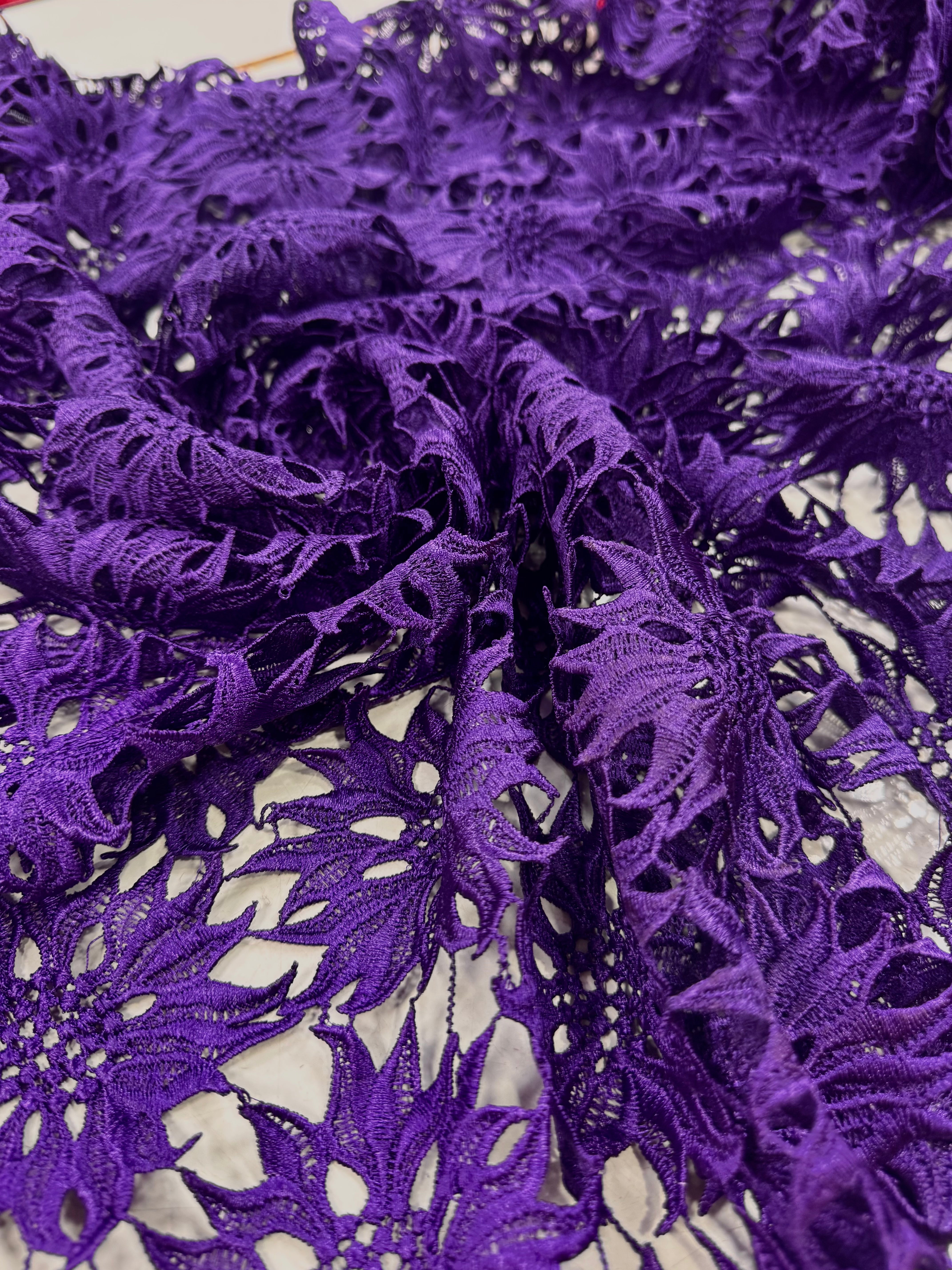 Broderie Sparta, Mov