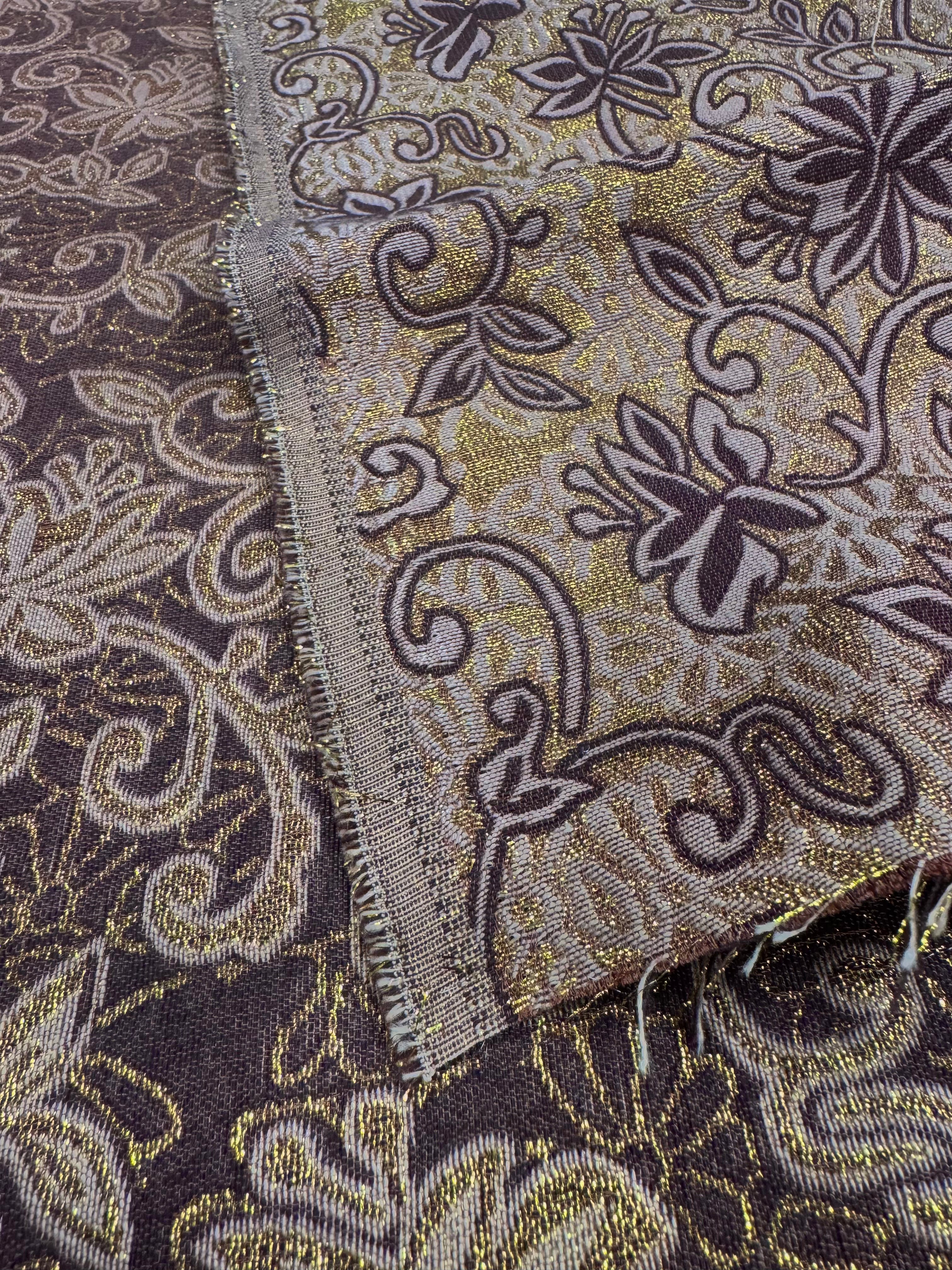 Brocard maro cu fir metalizat auriu