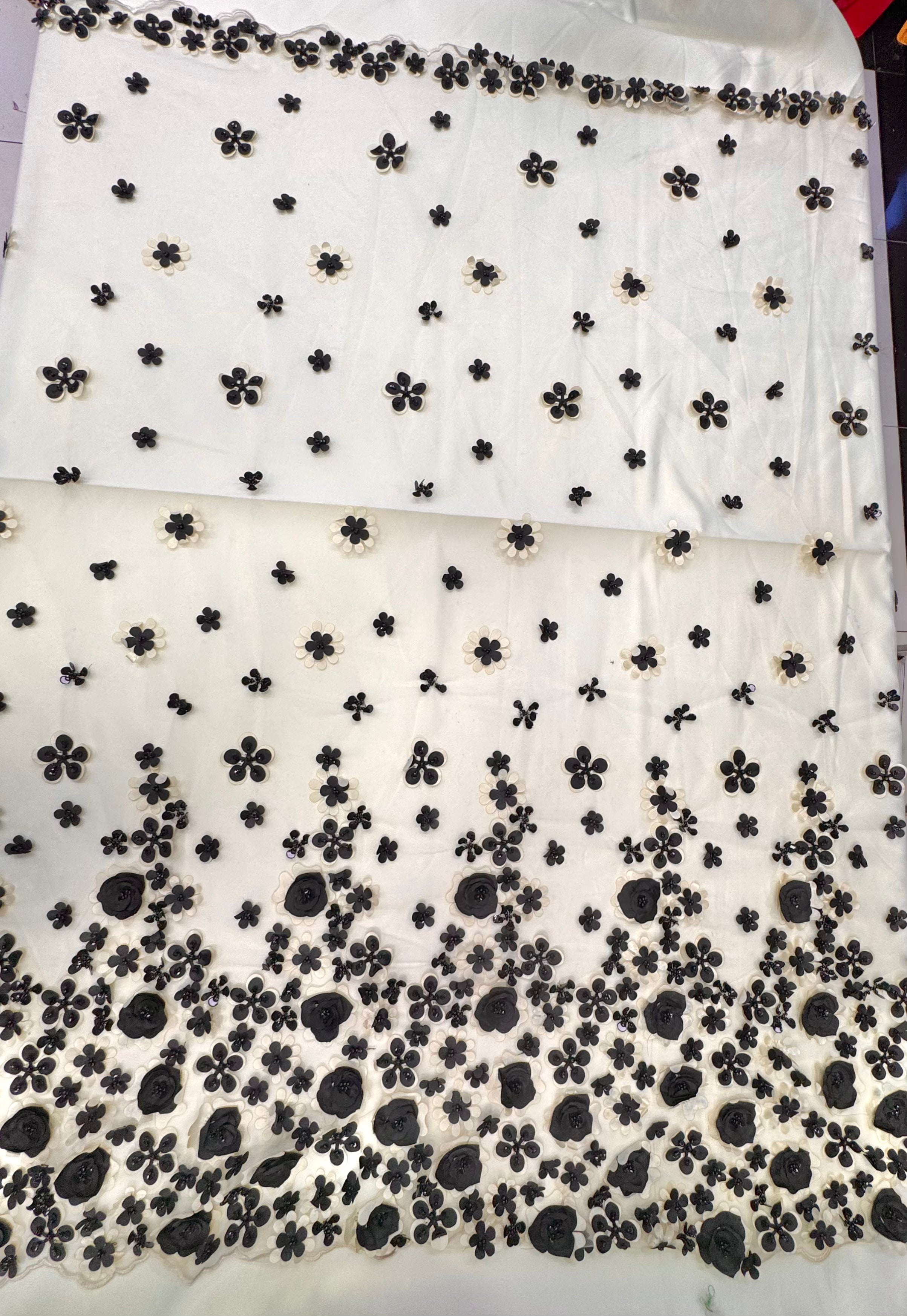 Broderie Pe Tull Crem Unt Cu Flori 3D Negre