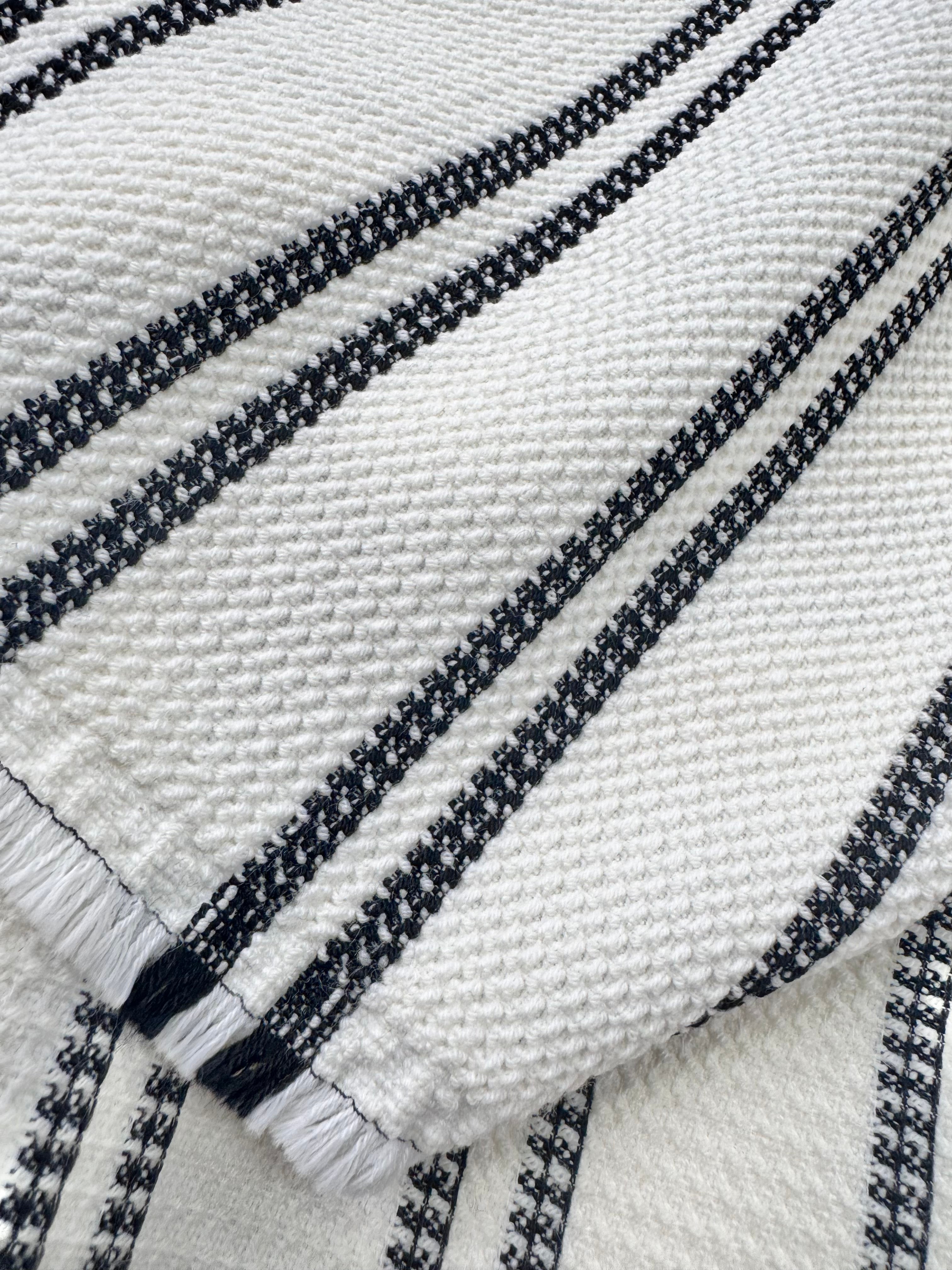 Tricot Elastic. Bleumarin Cu Alb
