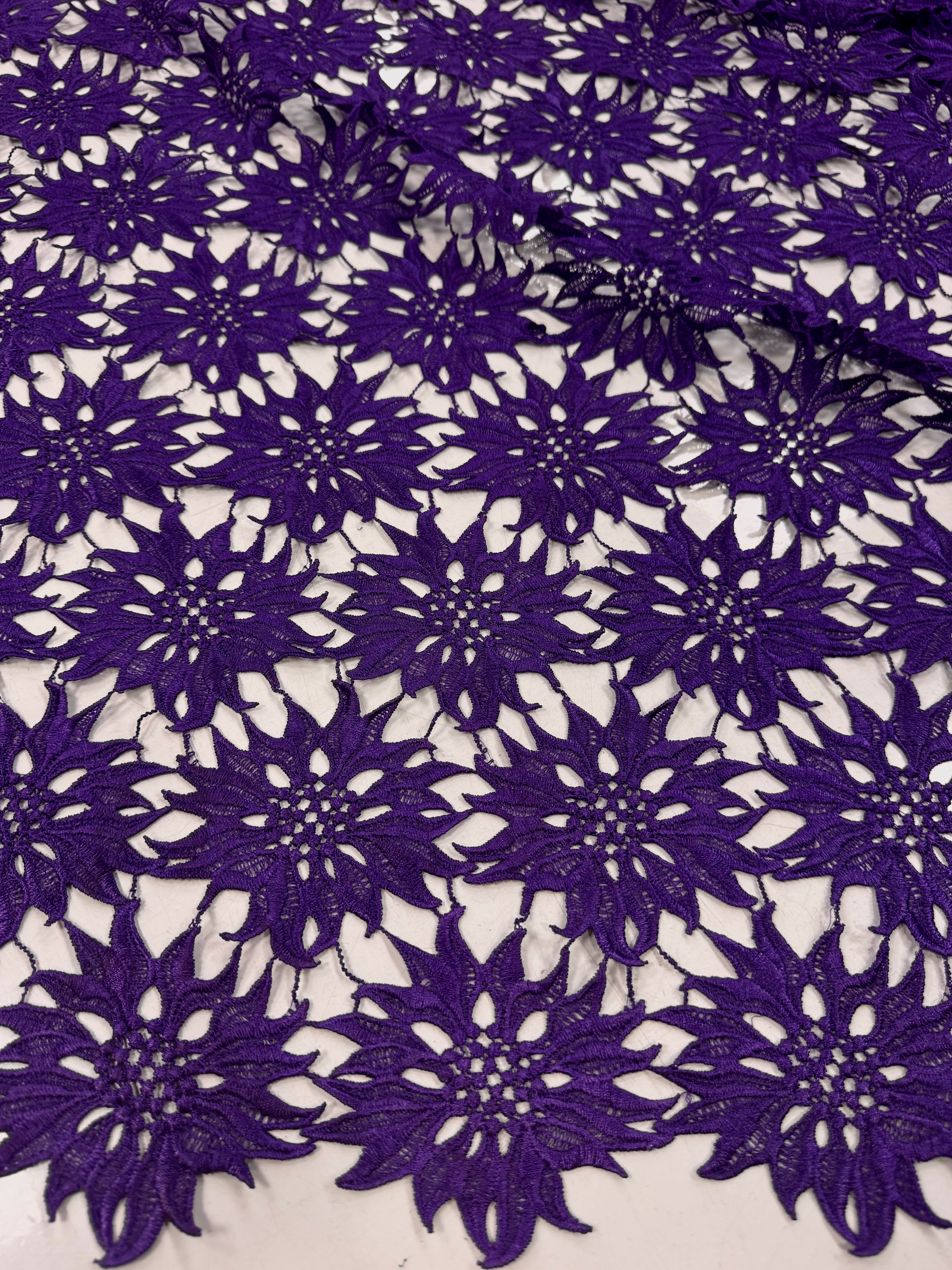 Broderie Sparta, Mov