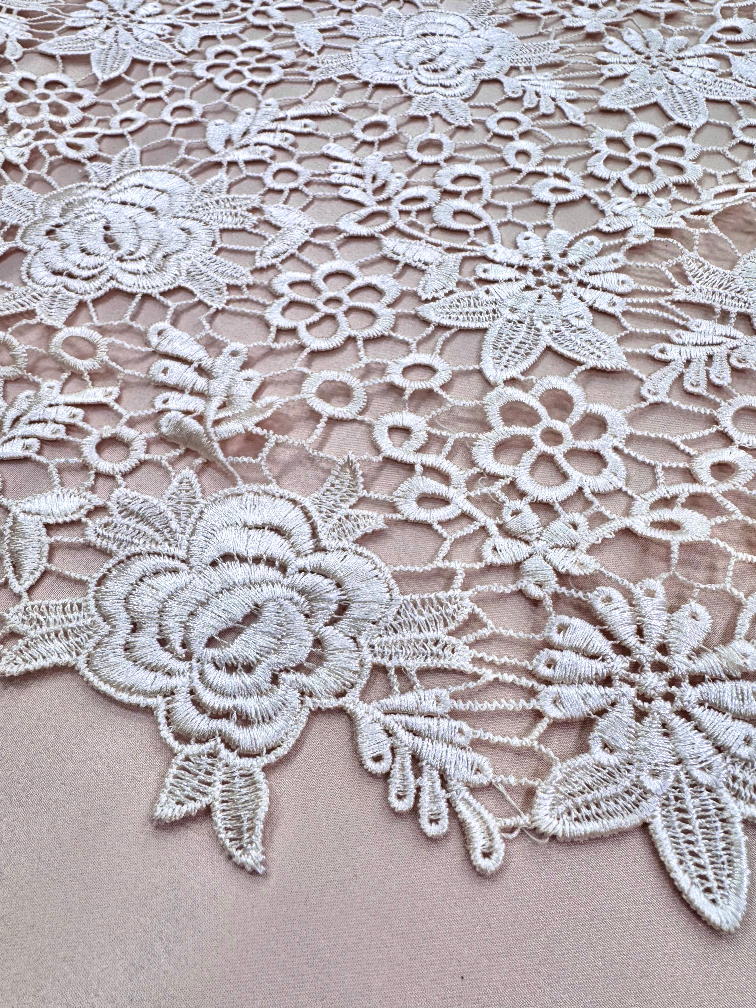 Broderie Sparta, Crem