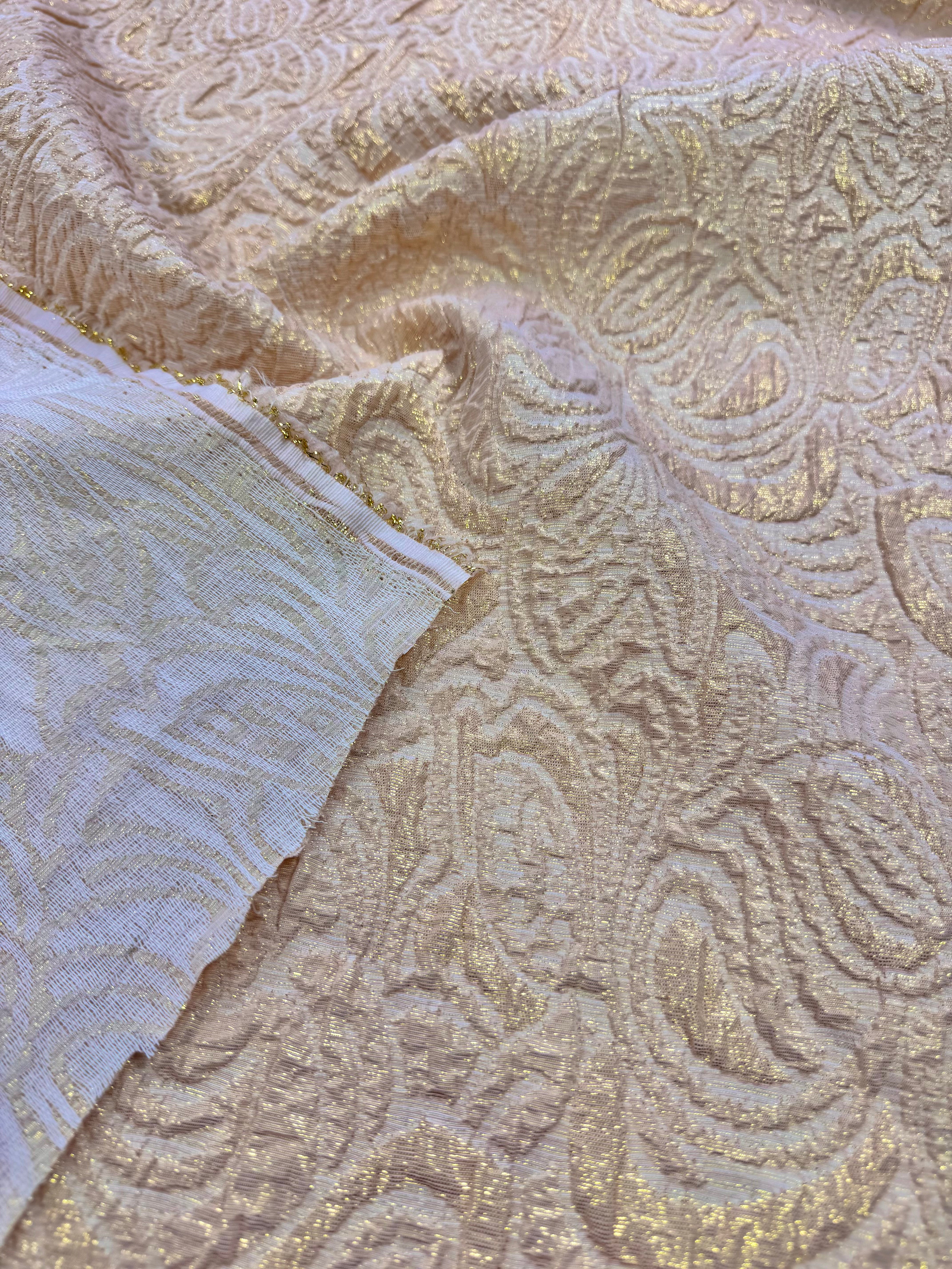 Brocard Usor Elastic Banan Cu Fir Lame Auriu