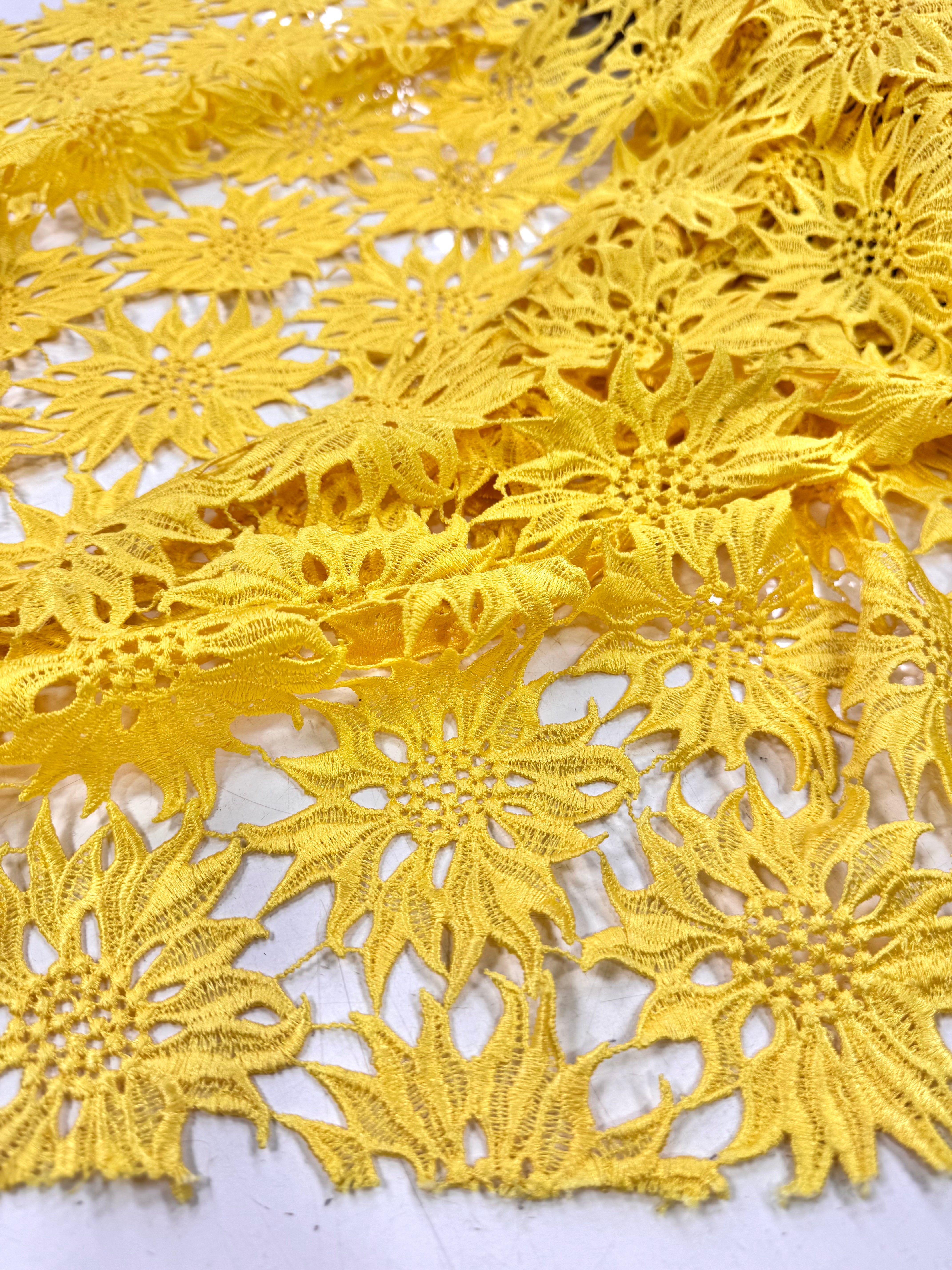 Broderie Sparta, Galben