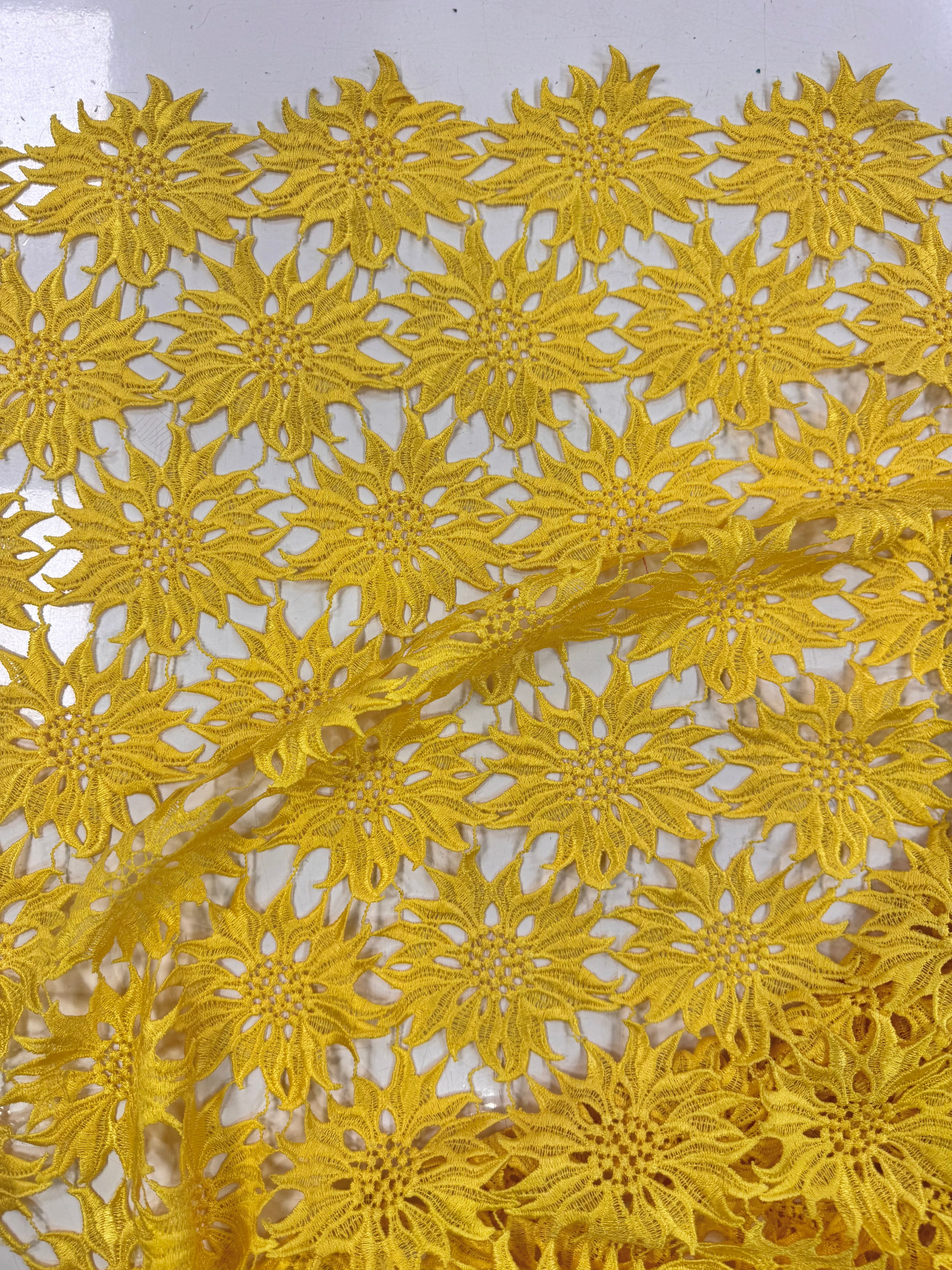 Broderie Sparta, Galben