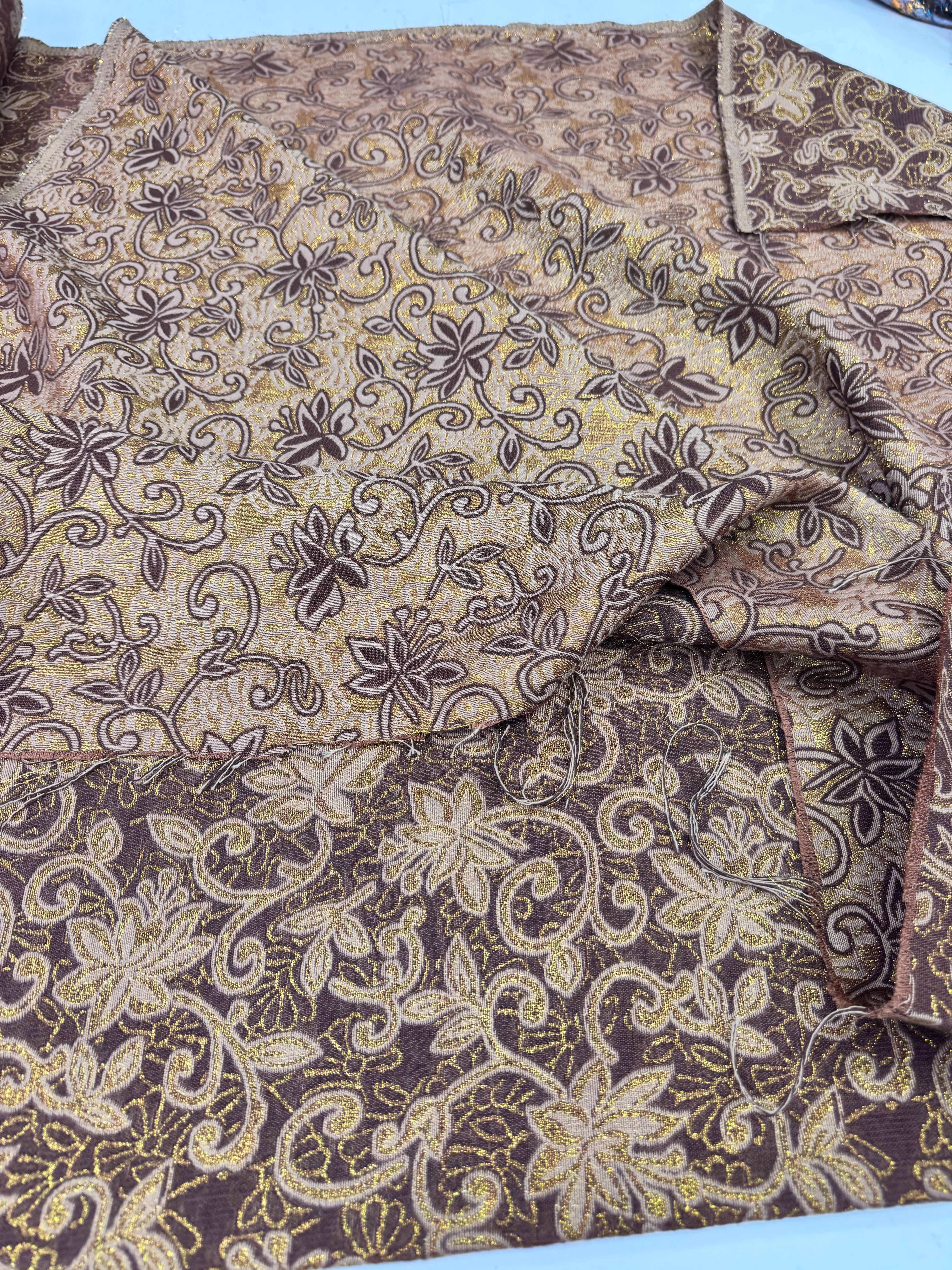 Brocard maro cu fir metalizat auriu